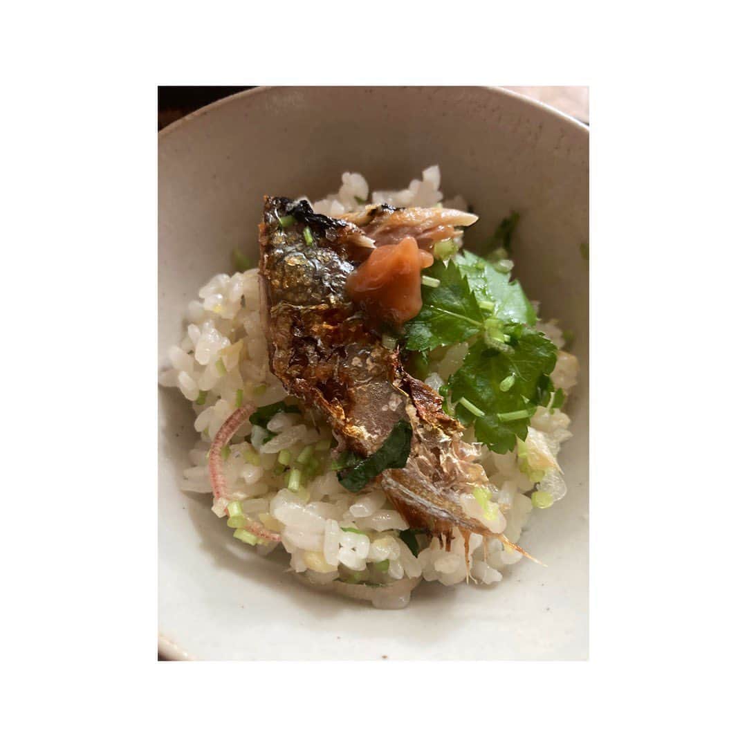 のインスタグラム：「Seasonal rice  ご飯が美味しい気温になってきました。 秋刀魚ご飯には茗荷と三つ葉をパーッと散らすのですが 梅をほんの少し添えるのが好み。 酸っぱい顔と美味しい顔が混ざる表情筋。」
