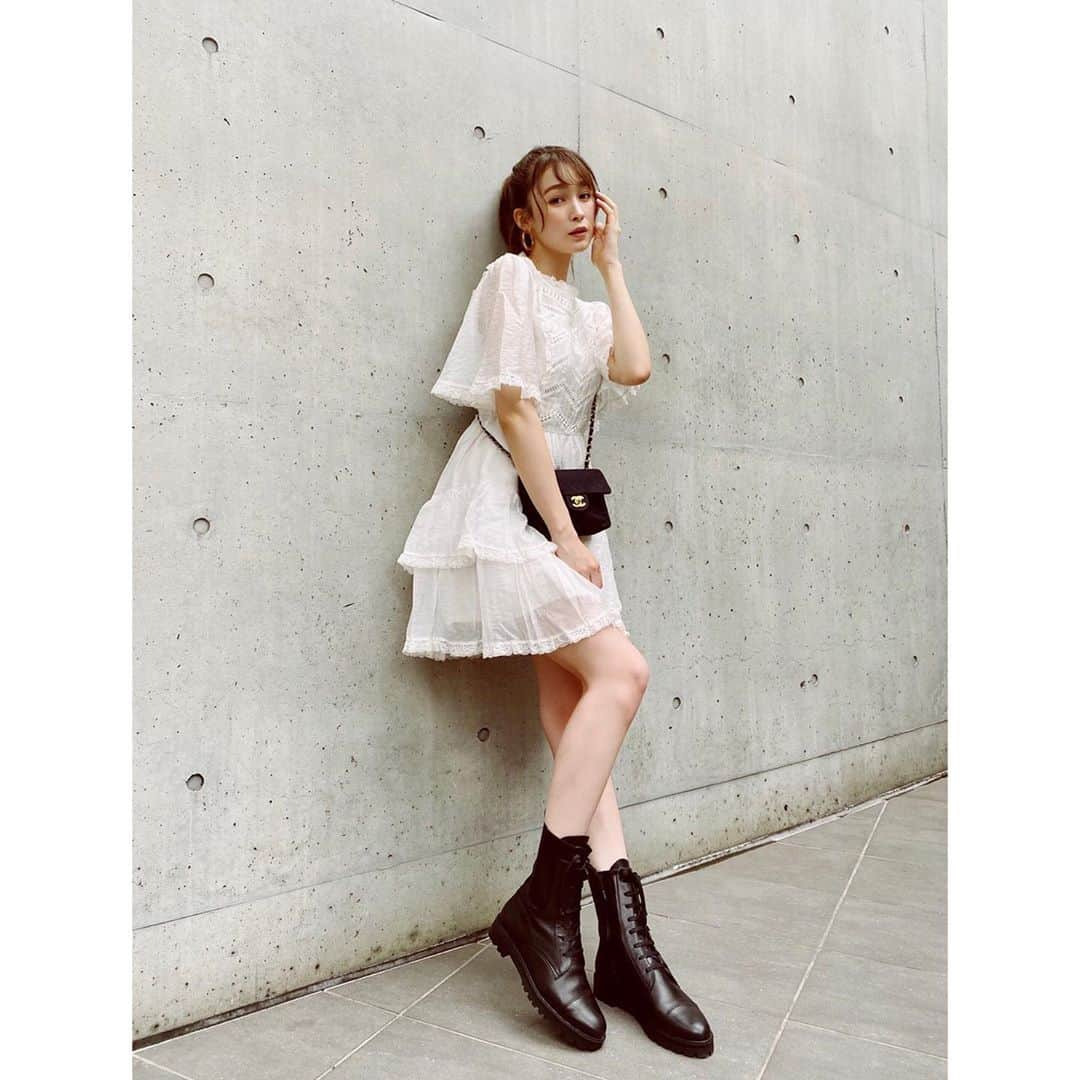 ダイアナ プレスさんのインスタグラム写真 - (ダイアナ プレスInstagram)「#Repost @sachi_fujii_official  藤井 サチさんのインスタアカウントでDIANAの新作レースアップブーツをご紹介いただきました！ タンクソールでメンズライクな雰囲気もありながらも、サイドゴアでタイトなシルエットに仕上げることで、ハードになり過ぎず取り入れやすいワークブーツになっています。 10月17日(土)夕方16〜18時頃配信予定のダイアナ公式インスタアカウント【@dianashoespress】のインスタライブにゲストで藤井 サチさんにご出演いただきます！お楽しみに！ ✴︎ ✴︎ ✴︎ 今シーズン大活躍しそうなブーツ🖤﻿ ﻿ 細身のシルエットだから﻿ キレイめなコーデにも合うの😍﻿ ﻿ そして！10月17日(土)夕方16〜18時ごろ﻿ DIANA公式インスタグラムのライブ配信に出演します!!!!﻿ ぜひ遊びにきてね🥰﻿ ﻿ #ダイアナ﻿ #diana﻿ #dianashoes﻿ #サチフク﻿ #pr﻿ @dianashoespress ✴︎ ✴︎ ✴︎  #藤井 サチ さん  #combatboots  #shoesoftheday  #shoesday  #足元コーデ  #今日の足元  #今日の靴  #Legacy_Rework  #shortboots  #ショートブーツ  #ブーツコーデ  #サイドゴアブーツ  #ワークブーツ  #workboots  #レースアップブーツ  #laceupboots  #大人コーデ   #モノトーンコーデ  #シンプルコーデ  #autumnstyle  #秋コーデ  #20aw」9月17日 9時59分 - dianashoespress