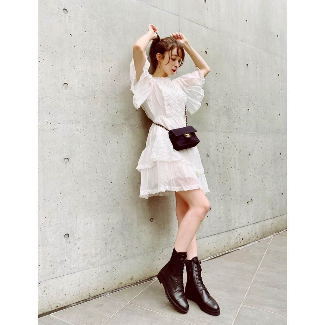 ダイアナ プレスさんのインスタグラム写真 - (ダイアナ プレスInstagram)「#Repost @sachi_fujii_official  藤井 サチさんのインスタアカウントでDIANAの新作レースアップブーツをご紹介いただきました！ タンクソールでメンズライクな雰囲気もありながらも、サイドゴアでタイトなシルエットに仕上げることで、ハードになり過ぎず取り入れやすいワークブーツになっています。 10月17日(土)夕方16〜18時頃配信予定のダイアナ公式インスタアカウント【@dianashoespress】のインスタライブにゲストで藤井 サチさんにご出演いただきます！お楽しみに！ ✴︎ ✴︎ ✴︎ 今シーズン大活躍しそうなブーツ🖤﻿ ﻿ 細身のシルエットだから﻿ キレイめなコーデにも合うの😍﻿ ﻿ そして！10月17日(土)夕方16〜18時ごろ﻿ DIANA公式インスタグラムのライブ配信に出演します!!!!﻿ ぜひ遊びにきてね🥰﻿ ﻿ #ダイアナ﻿ #diana﻿ #dianashoes﻿ #サチフク﻿ #pr﻿ @dianashoespress ✴︎ ✴︎ ✴︎  #藤井 サチ さん  #combatboots  #shoesoftheday  #shoesday  #足元コーデ  #今日の足元  #今日の靴  #Legacy_Rework  #shortboots  #ショートブーツ  #ブーツコーデ  #サイドゴアブーツ  #ワークブーツ  #workboots  #レースアップブーツ  #laceupboots  #大人コーデ   #モノトーンコーデ  #シンプルコーデ  #autumnstyle  #秋コーデ  #20aw」9月17日 9時59分 - dianashoespress