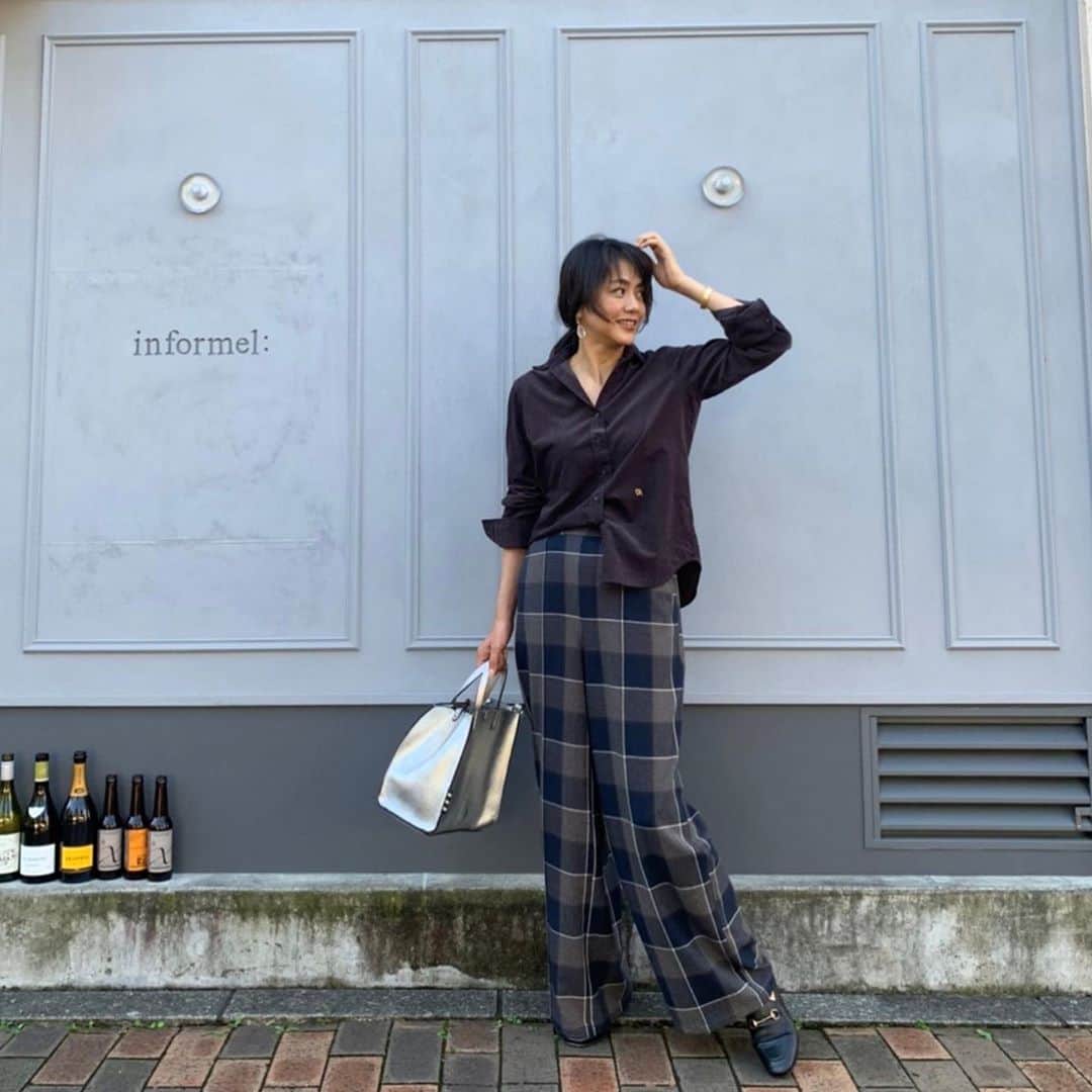 のインスタグラム：「#チェック柄パンツ  @_rejoove_  #ワイドパンツ #秋はチェック柄 🍎 #コーデュロイシャツ　と #コーディネート  9月18日 1時、15時 @qvc_japan  #オンエア  17日は　19時から #オイルイン美容コスメ  #ララヴィ @lalavie_official  @qvc_japan  #オンエア  その前に  17時20分から @qvc_japan  @qvc_hasei ナビと インスタライブやります😊  #見てね❣️」