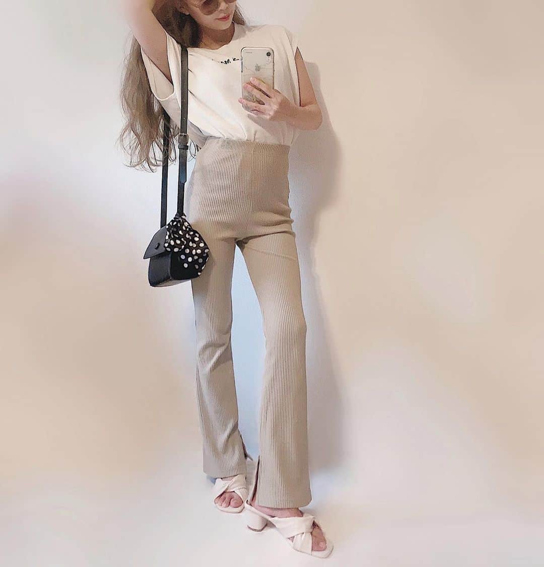 のインスタグラム：「... ... 質問返し✉️ ... ... . リブのパンツ履きやすくて3色買い👖♡♡♡ @kobe_lettuce  新色も出てた...流石に4枚は要らないか🤔𓂂 . . 可愛いTシャツこれしか持ってないので カジュアルな服着たい時の登場率100%🤗⚐ . 新しいTシャツ欲しいけど、身長低いから サイズ感難しくてなかなか出会えない𓇢 . . . DMの質問返しを✉️残りはまたお返事します(ˊᵕˋ)/♡ . 質問以外のお優しいDMも、沢山沢山 ありがとうございます😭♡いつも本当に嬉しいです😭♡ . . . Q)最新記事の白いサンダルって どこのか教えて欲しいです♡  A)クロスのデザインのサンダルは楽天で 購入しました👡♡ちょうどこの写真も(ˊᵕˋ)𓇬𓂂 楽天roomに載せてあるので是非♡ . . Q)このスカーフはどちらの物でしょうか？  A)送って頂いた写真が凄く前のお洋服に巻いている物で 最近もバッグに結んだりしてるブルーのスカーフは DURASなのですが、だいぶ前に購入しました🥺 . . Q)2人育児お疲れ様です♡家事はいつしてますか？ 2人のお世話しながらなかなかできないですよね𓂂  A)ありがとうございます😭❤︎ がっくんが日中は良く寝てくれるのと、 あかりは家事やる時も全部くっついて来るので 一緒に遊びながらやってます(˙˘˙)🧺𓂂  台所に立つときだけぐずっていたのですが 最近やっと、ご飯作るね〜！ゴシゴシするね〜！ って言うと何してるのかなんとなく分かって きたようで、テレビ見てくれる時も増えて スムーズにできる時が多くなりました🥺𓇬𓂂  あとは👨🏽の帰りが早い時は自分でご飯を作って 食べて洗い物までしてくれるので、頻繁に 楽をさせていただいてます😭♡ありがたや𓂂 . . Q)四角い枠は何のアプリでやっていますか？ A)ストーリーのいつもの枠はStoryArtです♡ . . Q)2歳の娘がいるので、気になります！ これはなんて言う商品ですか？ これで物の名前覚えられますね\♡/  A)ドリームスイッチです⭐︎⭐︎⭐︎ 食べ物とか動物とか、これを見せてからは やっぱりよく覚えてます😳♡ 寝かしつけの時も助かっているのでお勧めです♡ 今フィード用にまとめているので改めて 載せさせていただきます(ˊᵕˋ)𓇬𓂂 . . . ………………………………(♡)……………………………… .」