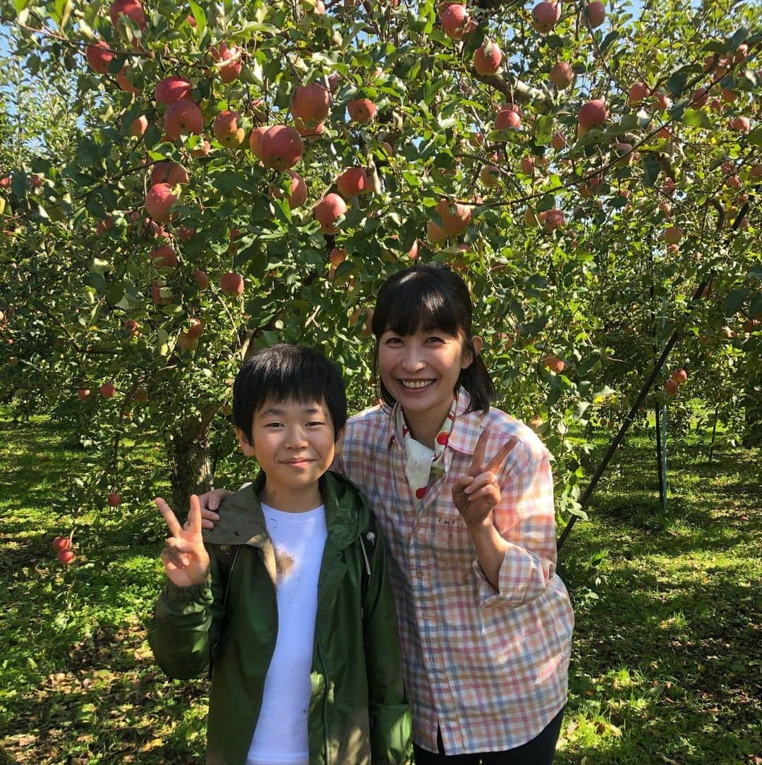 小野真弓さんのインスタグラム写真 - (小野真弓Instagram)「まもなくりんごの季節(*´꒳`*)🍎 丁度一年前に撮影した映画🎬 『実りゆく』が、まもなく公開です(o^^o) 🍎10月2日、長野先行、 🍎10月9日、全国公開です。 長野県の松川町で撮影しました^ ^ 澄んだ空気と、たわわに実った林檎、優しい長野の方々の、景色が忘れられません☺️ 本当に素敵なところでした⛰✨ そんな豊かな土地で育った青春映画、 映画館で是非ご覧頂きたいです🍎^ ^ 写真は、、主人公の実の小学生時代を演じた、 #岩田龍門　くんと母子で📸✨ #映画#実りゆく#八木順一朗監督#長野県#松川町#マルス松尾農園 さん#りんご#シードル#りんごジュース#濃厚フレッシュ#実りの秋」9月17日 8時29分 - hanaharuaroi