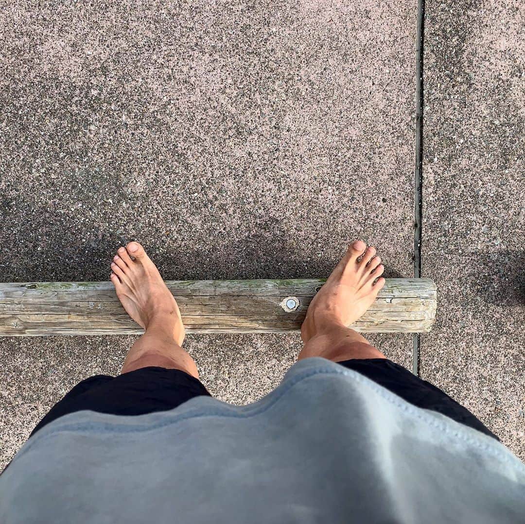 池内万作さんのインスタグラム写真 - (池内万作Instagram)「おはようございます〜。 朝の半島ラン終了〜。 今日も裸足で6kmほど。 途中小石を踏んで悶えたり。 あ、やばい。 時間が迫っている。 というわけで、皆さま素敵な1日をお過ごし下さい(｀_´)ゞ」9月17日 8時31分 - mandeshita