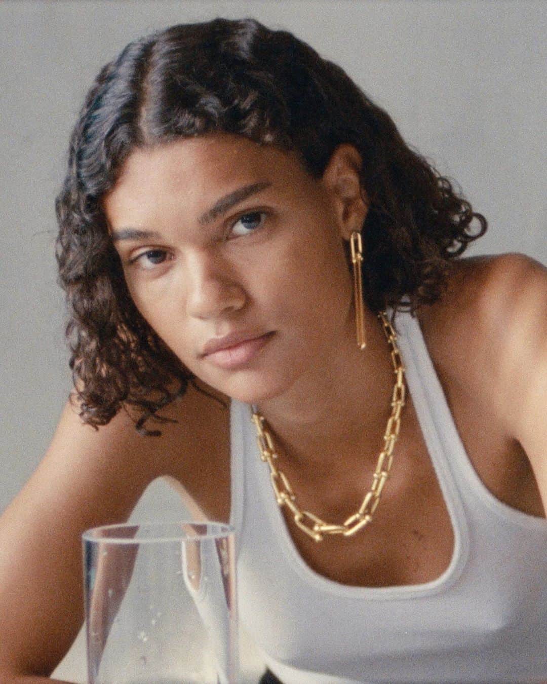 のインスタグラム：「Tiffany in the Press ——— Here’s looking at you. Model Barbara Valente (@___valente) causes a chain reaction in #TiffanyHardWear designs for @Hommegirls magazine. Discover more via the link in bio. #TiffanyAndCo   Video: @Julian_kapadia.mov Styling: @elissasantisi Hair: @adlena Makeup: @laurastiassni」