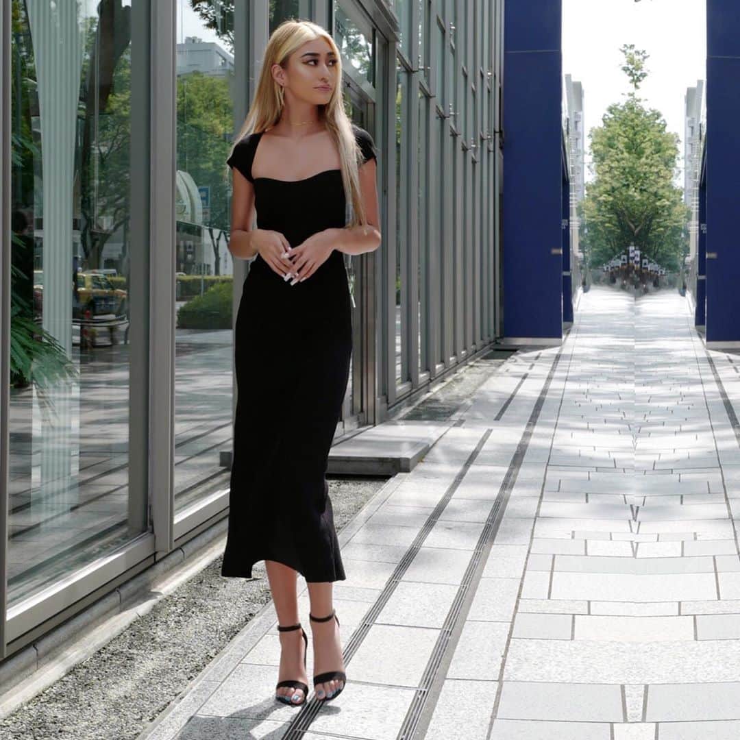ANELA TOKYOさんのインスタグラム写真 - (ANELA TOKYOInstagram)「🅱🅴🆂🆃🆂🅴🅻🅻🅴🆁 💗﻿ ﻿ ﻿ ➖ウェーブラインタイトワンピース➖﻿ ﻿ 伸縮性のある、やわらかな素材を使用した、タイトニットワンピースになります✨﻿ ﻿ 上品なネックラインで首元、デコルテも綺麗見え、小顔効果も抜群です🖤﻿ ﻿ 1枚でStyle UP間違いなしの大人優秀ワンピ🌹﻿ ﻿ #newin #newarrivals #DRESS #dresses ﻿ #ribknit #knit #knitdress #bestseller#styleup#ANELATOKYO﻿」9月17日 8時32分 - anelatokyo