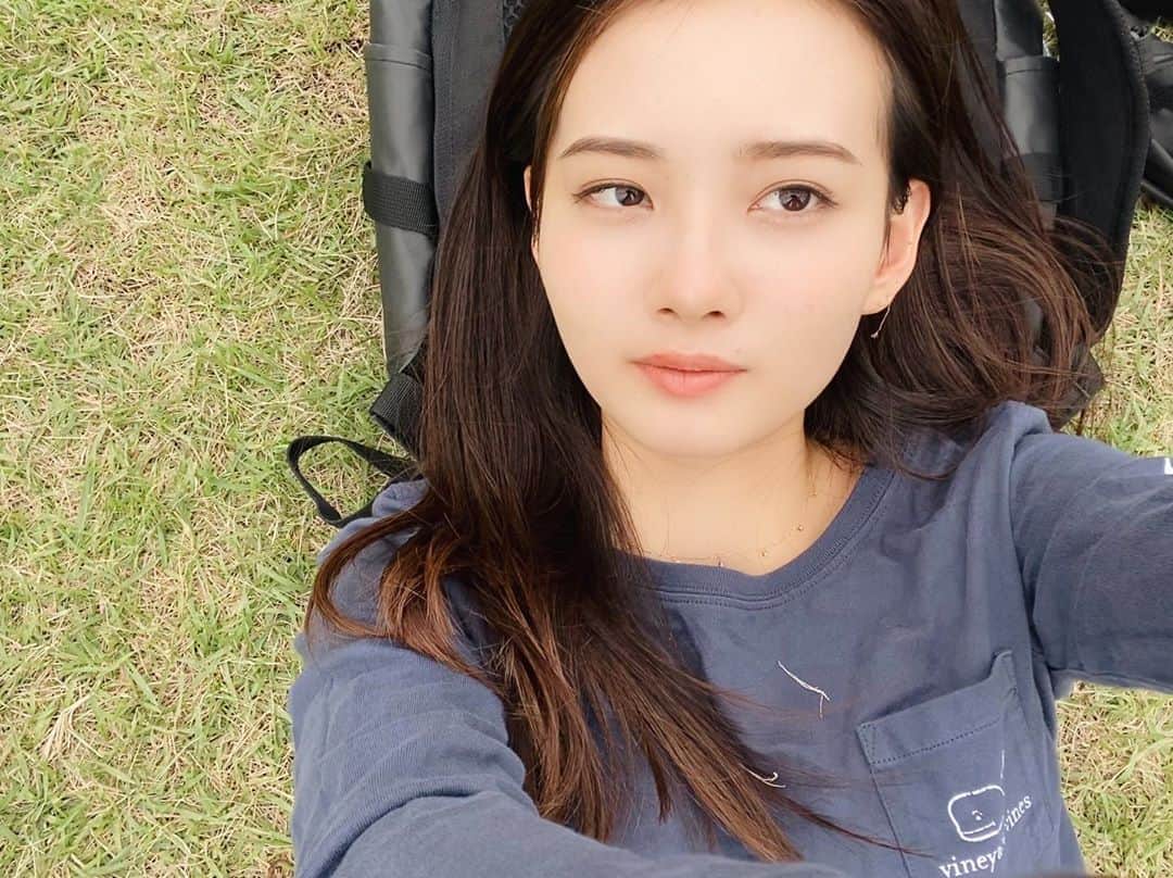 青山舞莉のインスタグラム：「𝐄𝐒𝐓𝐄𝐄 𝐋𝐀𝐔𝐃𝐄𝐑 𝐀𝐝𝐯𝐚𝐧𝐜𝐞𝐝 𝐍𝐢𝐠𝐡𝐭 𝐑𝐞𝐩𝐚𝐢𝐫 𝐌𝐮𝐥𝐭𝐢-𝐑𝐞𝐜𝐨𝐯𝐞𝐫𝐲 𝐂𝐨𝐦𝐩𝐥𝐞𝐱 𝐒𝐲𝐧𝐜𝐡𝐫𝐨𝐧𝐢𝐳𝐞𝐝  𝐂𝐨𝐦𝐩𝐥𝐞𝐱𝐞 𝐦𝐮𝐥𝐭𝐢-𝐫𝐞𝐩𝐚𝐫𝐚𝐭𝐢𝐨𝐧 𝐬𝐲𝐧𝐜𝐡𝐫𝐨𝐧𝐢𝐬𝐜𝐡𝐞  @esteelauderjapan   9月18日（金）発売されるアドバンスナイトリペアSMRコンプレックス一足先に使わせて頂きました。マスクによる肌荒れ急にしちゃった時とかに肌をリペアしてくれる大好きな美容液🤍　#美の覚醒　へ導く美容液って言われているよ！ぜひみんなも使ってみてね😇  #エスティローダー #アドバンスナイトリペア #美の覚醒チャレンジ」