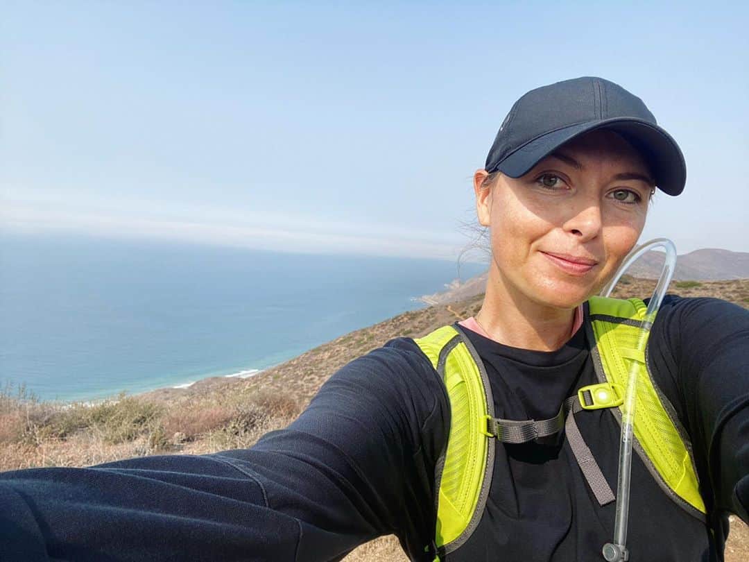 マリア・シャラポワのインスタグラム：「9 miles today. (Not that I’m counting 🙃) This is the smile at midway. The beginnings are gruuuumpy!」