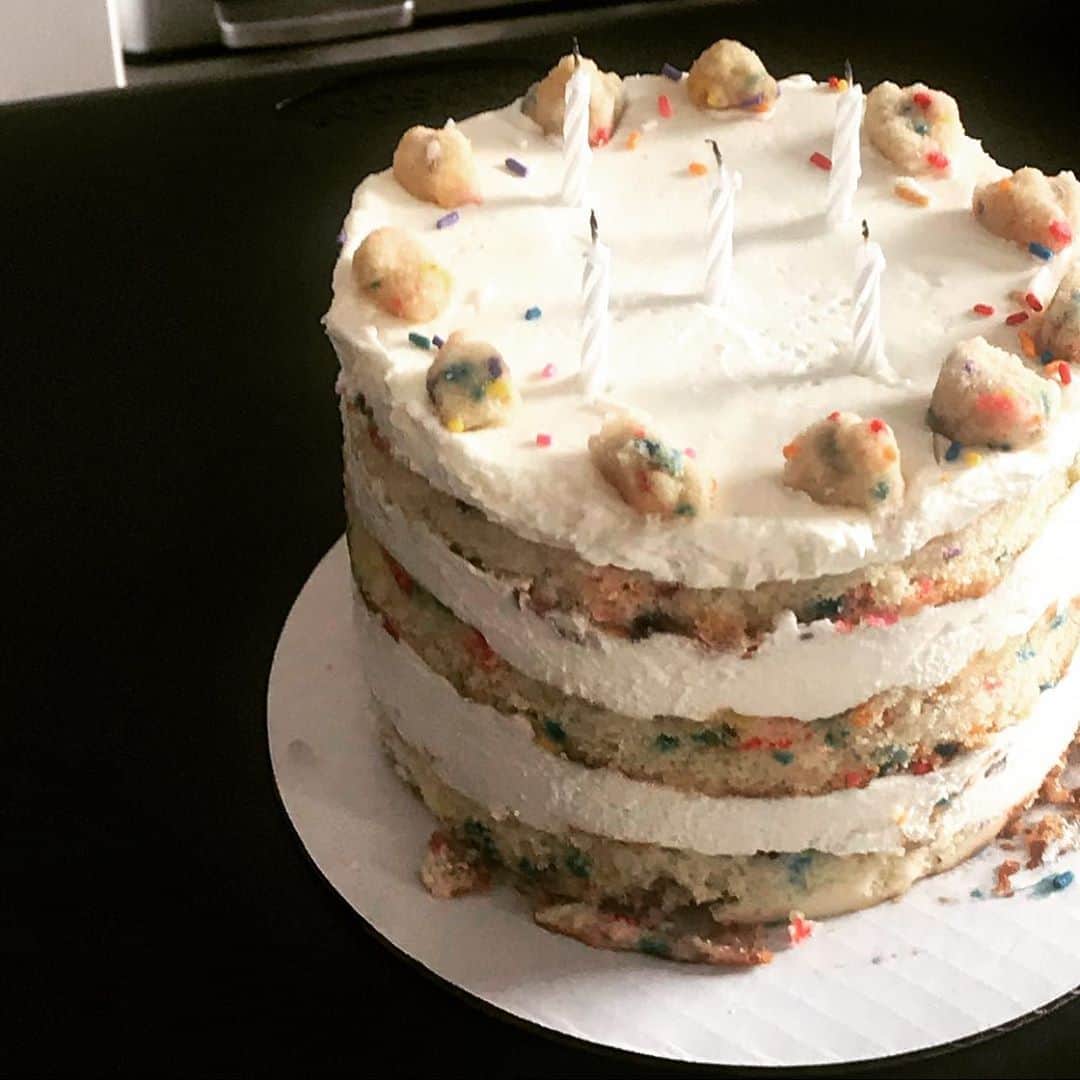 のインスタグラム：「It was her Birthday 🎂 21 years old today! #MilkBar #BirthdayGirl #Birthday  今日は偶然にもお仕事のモデルの21歳のバースデー。彼女が大好きなケーキ屋さんMilk Bar からのデリバリーで大喜び!  おめでとう！」