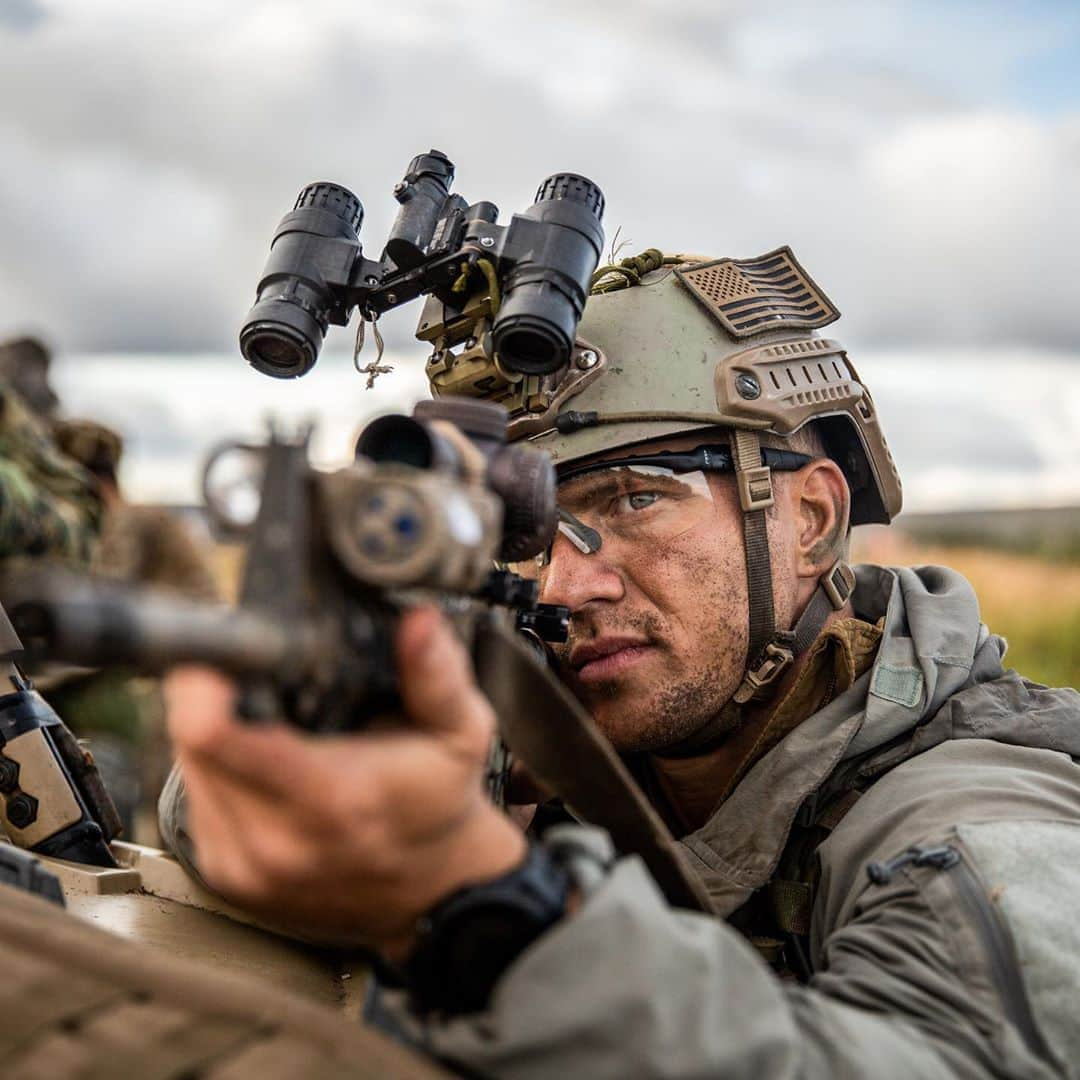 アメリカ海兵隊さんのインスタグラム写真 - (アメリカ海兵隊Instagram)「We Will, We Will  @USNavy Hospital Corpsman 3rd Class Wayne Jaworski, a special amphibious reconnaissance corpsman with @1stmardiv, sights in with a M4A1 carbine during a Marine Corps Combat Readiness Evaluation at @eielsonafb.  The MCCRE is used to certify and evaluate reconnaissance Marines for their upcoming deployment. (U.S. Marine Corps photo by Cpl. Israel Chincio)  #USMC #Marines #Corpsman #BlueGreenTeam」9月17日 8時50分 - marines