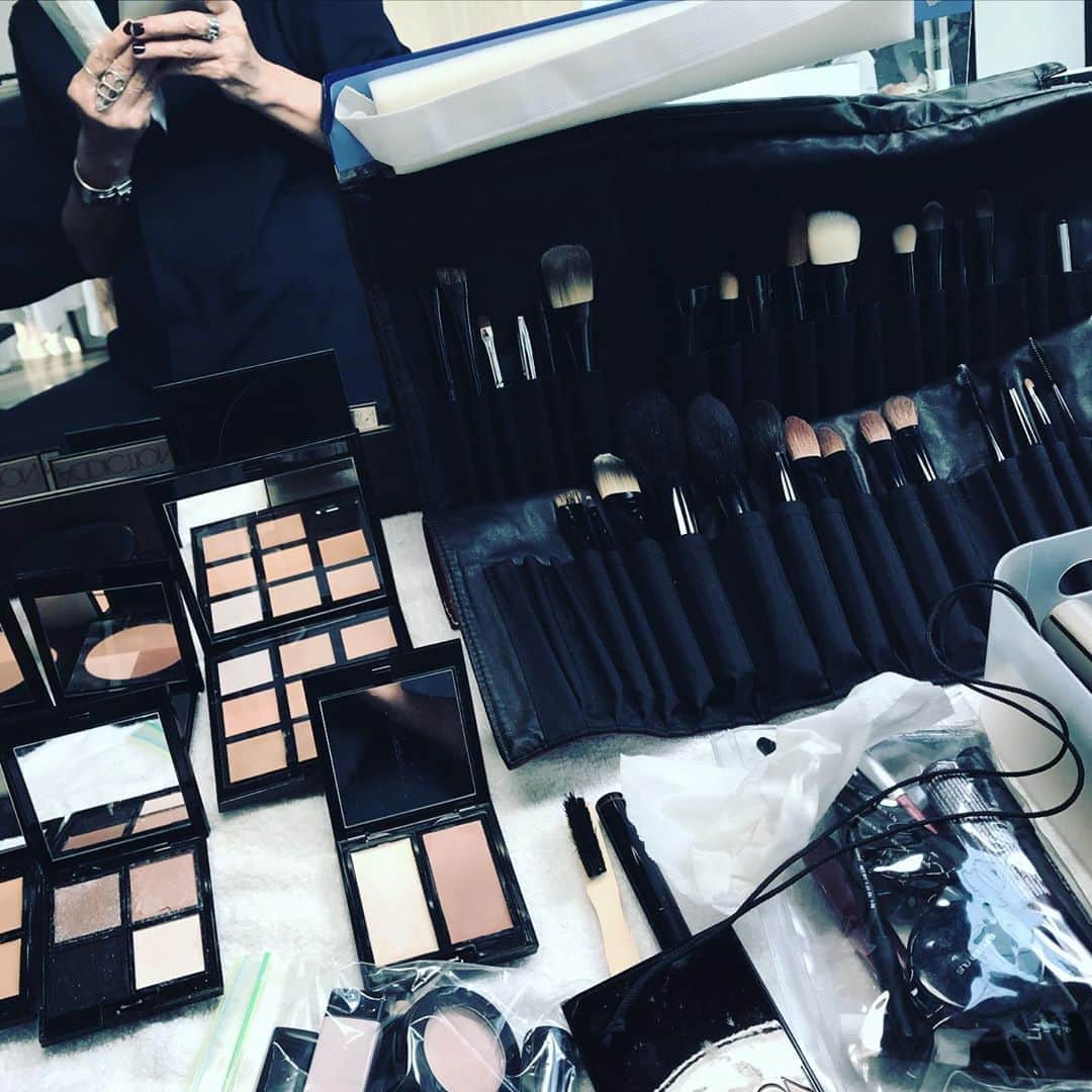 のインスタグラム：「Many brushes required 🖤」