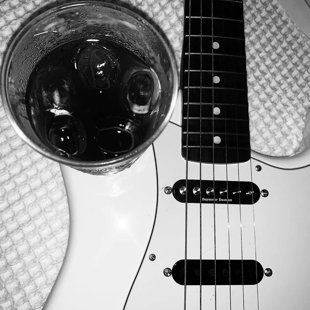 ブライアン・アダムスのインスタグラム：「Mood: Ice coffee and my @fender #ritchieblackmore #stratocaster #seymourduncanpickups」