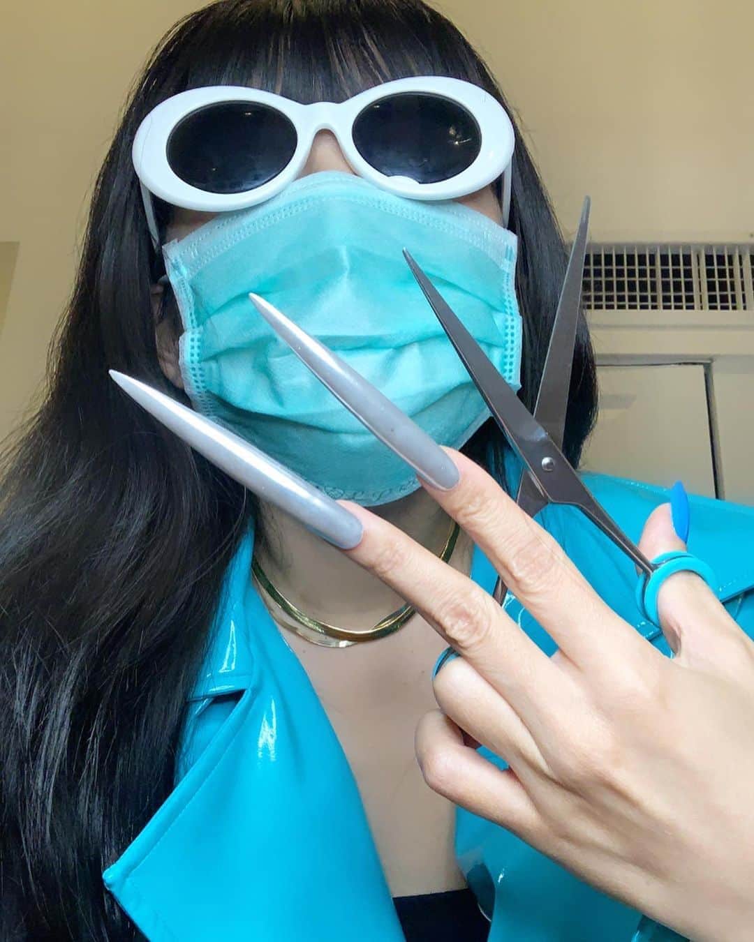 Mei Kawajiriさんのインスタグラム写真 - (Mei KawajiriInstagram)「Scissor hands ✂️✂️✂️✂️✂️💙💙💙💙💙🧞‍♂️🧞‍♂️🧞‍♂️🧞‍♂️🧞‍♂️ My jacket , My mask , My scissor and My nails all match. 💙💙💙💠💠💠💠 #Nailsbymei ( getting chilly in NYC, u need a jacket @mariamalsibai 💙)」9月17日 9時06分 - nailsbymei