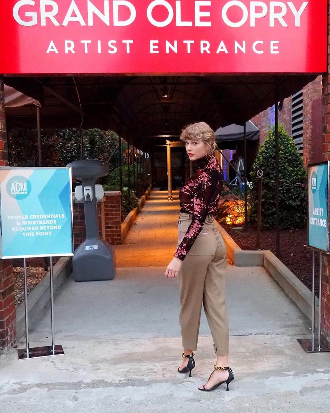 Just Jaredさんのインスタグラム写真 - (Just JaredInstagram)「@taylorswift wears head-to-toe @stellamccartney while arriving at the Grand Ole Opry House for her performance on the ACM Awards! #TaylorSwift #StellaMcCartney #ACMAwards Photos: Getty/TAS」9月17日 9時06分 - justjared