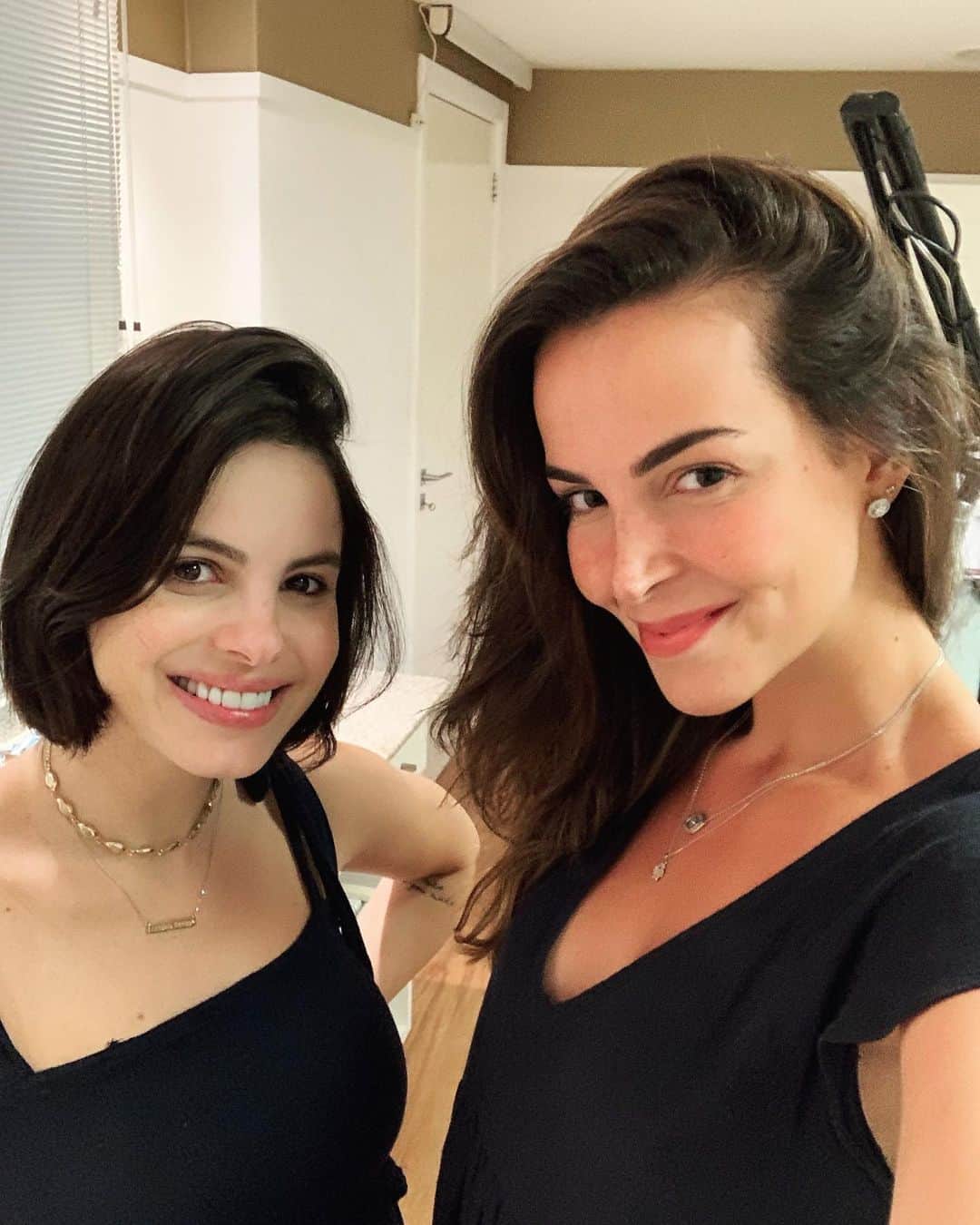 ステファニー・ブリットのインスタグラム：「Hoje foi dia de ir na minha dermato gata, musa toda vida, da pele mais maravilhosa desse mundo, pra começar a cuidar do meu melasma! Sim, estou com melasma e durante a gravidez ficamos mto restritas ao que podemos fazer na pele, mas já podemos ir cuidando sim e intensificar o tratamento depois q o baby nascer!!! @carolgmff ❤️ @dra.carolinagermano」