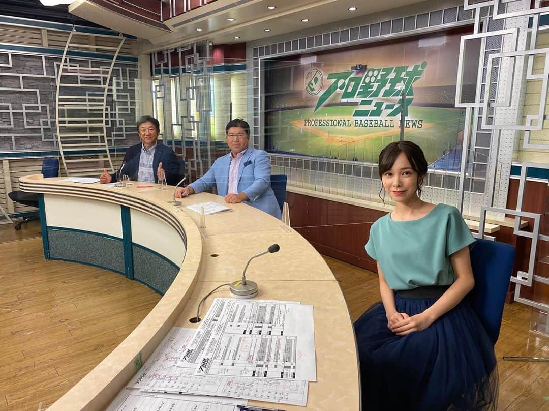 黒澤詩音のインスタグラム：「*  昨晩も #フジテレビone #プロ野球ニュース　⚾️  ありがとうございました😊  解説はスタジオに田尾安志さん。 リモートで金村義明 @yoshiaki_kanemura さんです！  今週から #スカパー！サヨナラ賞 のCMにも真中さんと出演させていただいています😊 ご覧いただけましたでしょうか！？  さて、昨日のプロ野球は⚾️ #巨人 は阪神の負け越し消滅でマジックを一気に3減らし35！ #ヤクルト は歳内投手の粘投と上田選手のスーパープレーで連敗ストップ #ホークス は周東選手の足で稼ぐ先制ホームイン！ #オリックス は田嶋投手がプロ初完封！楽天打線に2塁を踏ませませんでした。  などなど、昨日も盛り沢山の内容でお届けしました✨  今日はなんといっても今季初の借金を背負うこととなった楽天、先発 #松井裕樹 投手のピッチングに注目をしたいです。  それでは、今日はサッカー⚽️のお仕事なのでサッカー脳🧠に切り替えて頑張りますっ✊  衣装👗 @pierrot_shop さん 今日のヘアメイク凄く好みでした💕  #プロ野球 #野球 #フジテレビ #ニュース #スポーツ #アナウンサー #セリーグ #パリーグ #baseball #Professionalbaseballnews」