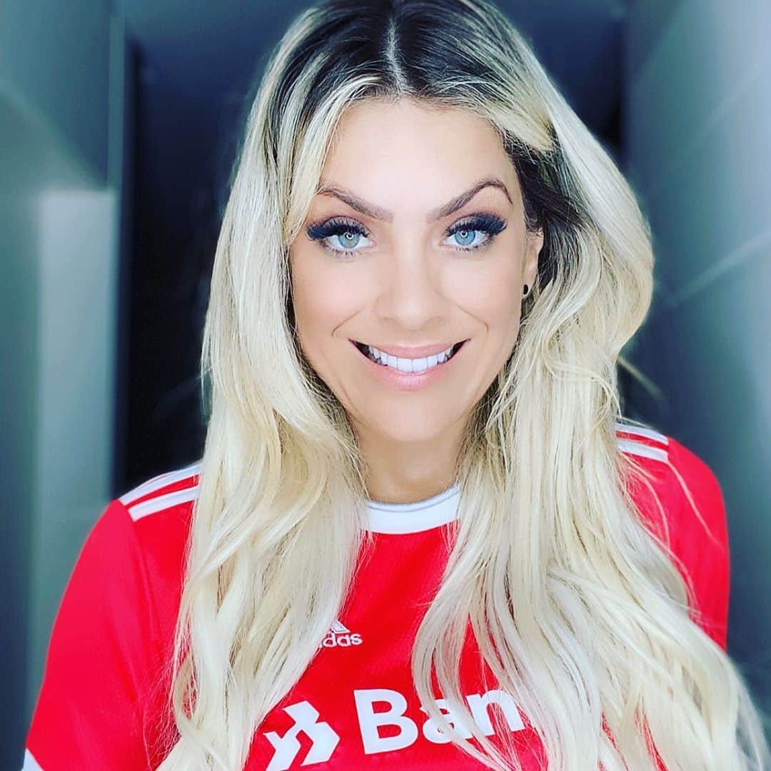 レナータ・ファンのインスタグラム：「Credo! Sofri hoje! Tá louco! Além da conta e do esperado! FINAL INTER 4x3 América de Cali! O importante é vencer! É Libertadores, é coração pesado, puro e vibrante! Um 1ºT muito bom e uma 2ª etapa bem inferior, mas pelo menos, venceu!  #inter #internacional #colorado #vamointer #vamovamointer #futebol #fútbol #bigfan #torcedora #soccer」