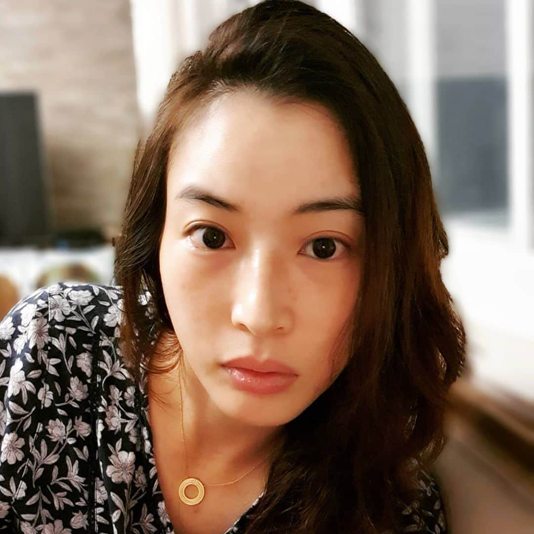チョン・ダへのインスタグラム：「지금 생각해보니... 참 겁도 없이 쌩얼로 라방을 했구나.....  다신 그러지 말자 다짐 다짐 또 다짐  #딸래in제주 #제주생활  #이불킥 #쌩얼라이브 #다신그러지말즈아」