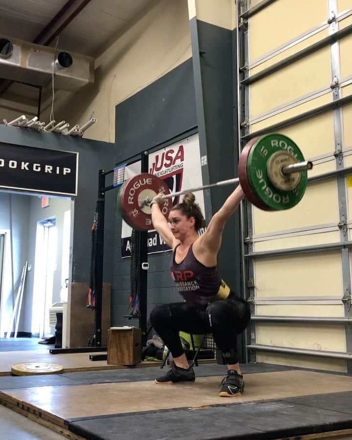マッティ・ロジャーズのインスタグラム：「Let’s play a game: power or not power? (Hint: my face is how I feel)  *FOR REFERENCE: power = hip crease at knees or above. Not butt/hams/anything else at knee level  @rpstrength @2poodperformance @roguefitness」