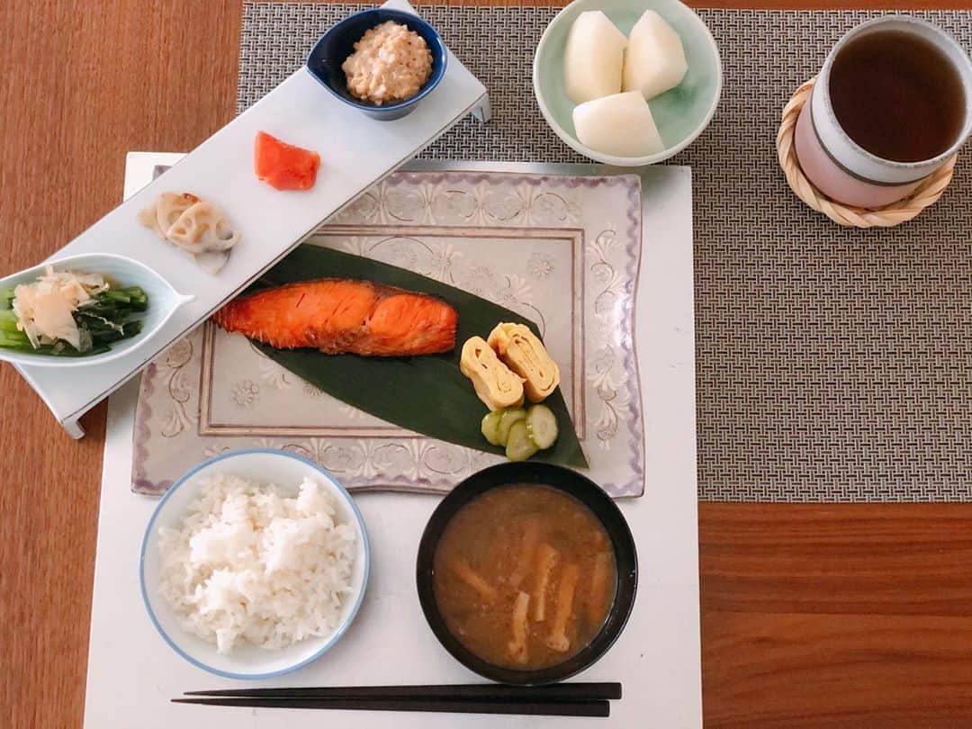 英玲奈さんのインスタグラム写真 - (英玲奈Instagram)「#今日の朝ご飯 #夫の朝ご飯 @tanomi.jiyugaoka  で売ってる、　#湯梨浜町　の梨 #新甘泉　が美味しい。  #ていねいな暮らし #季節を感じる暮らし#からだにいいこと#料理 #からだにやさしいごはん #おうちごはん#夫の健康守りたい#10年後の健康の為に#無添加#無化調#オーガニック#低gi #美腸活#趣味生活#料理家#erenakitchen」9月17日 9時36分 - erena_erenyan