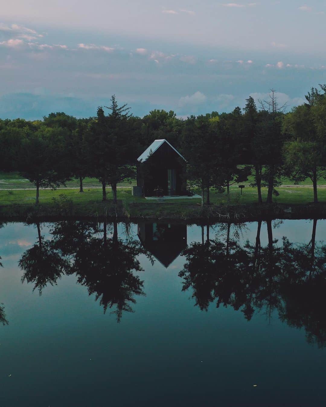Robert Bingamanのインスタグラム：「This week I’m scouting and writing for a film project. Breaking in one of the cabins at @basecamphumboldt. Go ahead, feel sorry for me.」