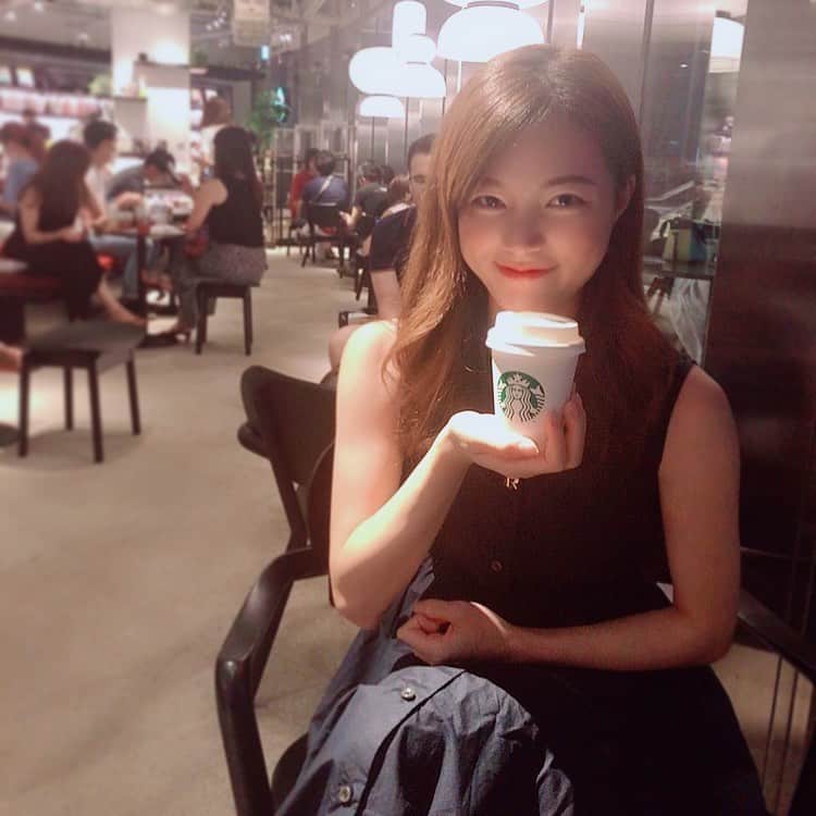 Laraのインスタグラム：「🥤 . もちかた笑」