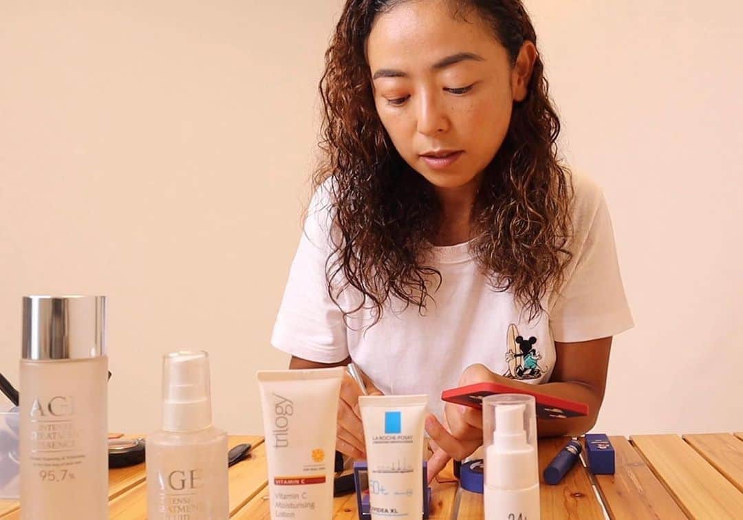 のインスタグラム：「冷蔵庫から冷えた化粧水を付けて目覚めさせるのが好き🤡  化粧水と乳液は韓国コスメの #age   夜の乳液は ビタミンCたっぷり入った #trilogy   化粧下地には #larocheposay   ファンデーションは普段ほぼ使っていませんが たまーーに使っているのは #24h のもの  今日は 新しく買ったメイクブラシの動画をやっと撮ります😍  みんなにシェアしたくてしょうがない← オシャレで優しい筆✨  ちゃんと今から正しい情報魅力をまとめて 今日アップできるように頑張ります🙌  需要あるかわからないけど🤣www  すっごく素敵な筆なの❗️  なんだかんだ笑顔が1番のお化粧だと思っている🙃綺麗事かなぁでも本当にそう思う。  素敵な一日を🌈✨  美しい一日を🌈💙💛❤️  #コスメ  #姉　が　#ヘアメイク なので #オススメ してもらったり、 もらったり← #メイクさん や　#コスメキッチン で オススメして頂いたもので 「良い！」と感じる物を紹介します🙌 #お化粧　#コスメ　#韓国コスメ  #化粧水 #乳液　#下地　#メイク　#makeup   左目だけスッピンwww 化粧動画撮影中写真」