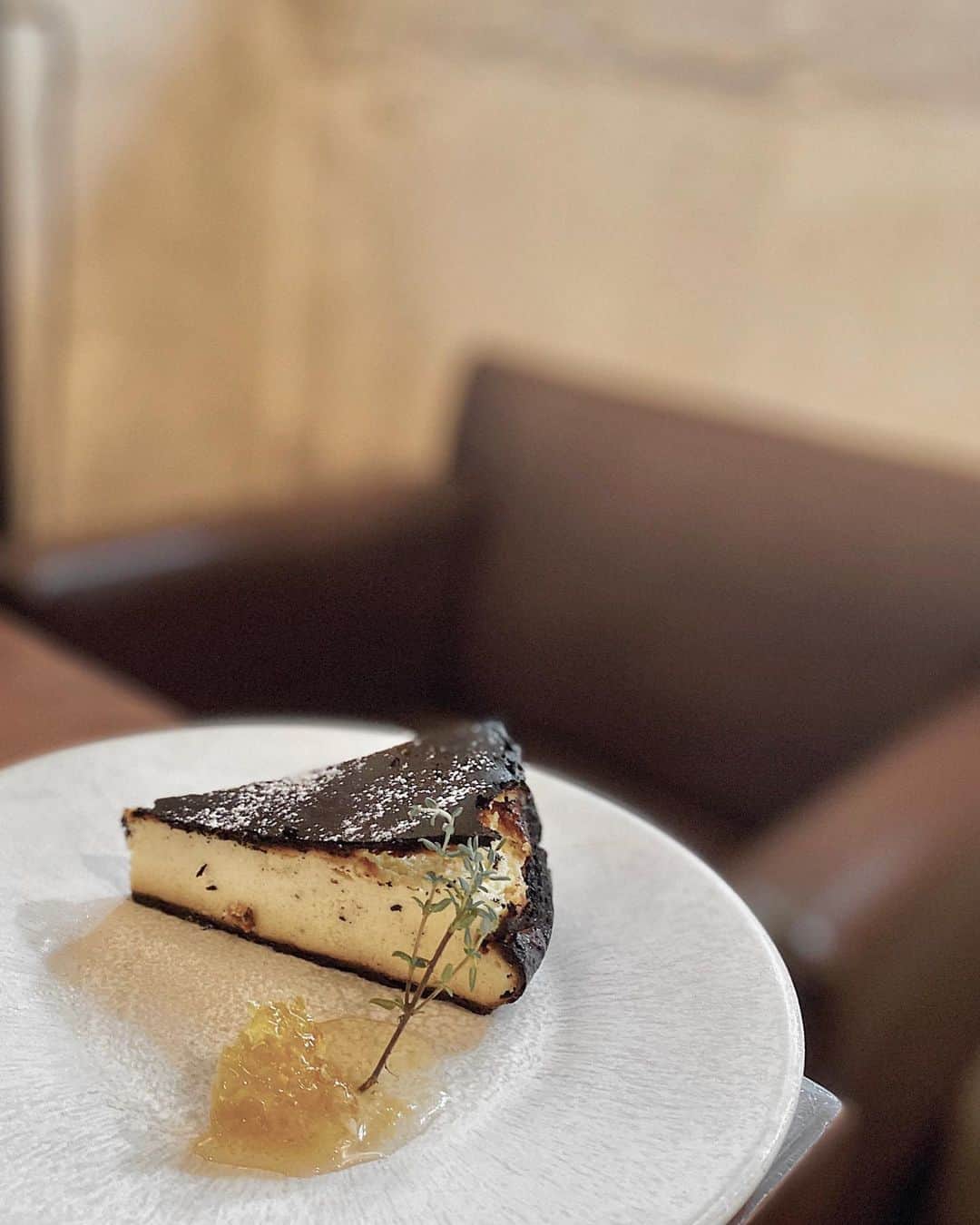 のインスタグラム：「. 苦くて甘い 想い出のチーズケーキ。  #バスチー#ウラエビス#beambitious」