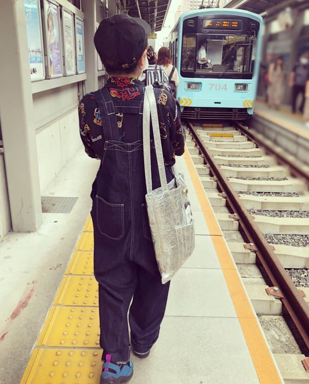 東里梨生さんのインスタグラム写真 - (東里梨生Instagram)「大阪にある 路面電車に初めて乗った〜！🤩 やっぱなんだか味がある😊  友達と話してて あたすフルーツサンド一回も食べたことないことに気付いた。 食べたいと思ったことがないんだけど みんなが口を揃えて 美味しいのにー！ って言うから今度食べてみようと思う笑  大人になっても これからまだまだ 初めて経験できることが たっくさんあると思うと なんだかワクワクする😊  あそれと今年のうちに経験したい 目標の一つはあれです。 TheCHOYA銀座BAR に行くことです笑  #阪堺電車と私 #なぜかバッグの外ポケット #割り箸ささってる」9月17日 9時41分 - aizatorio_yanawaraba