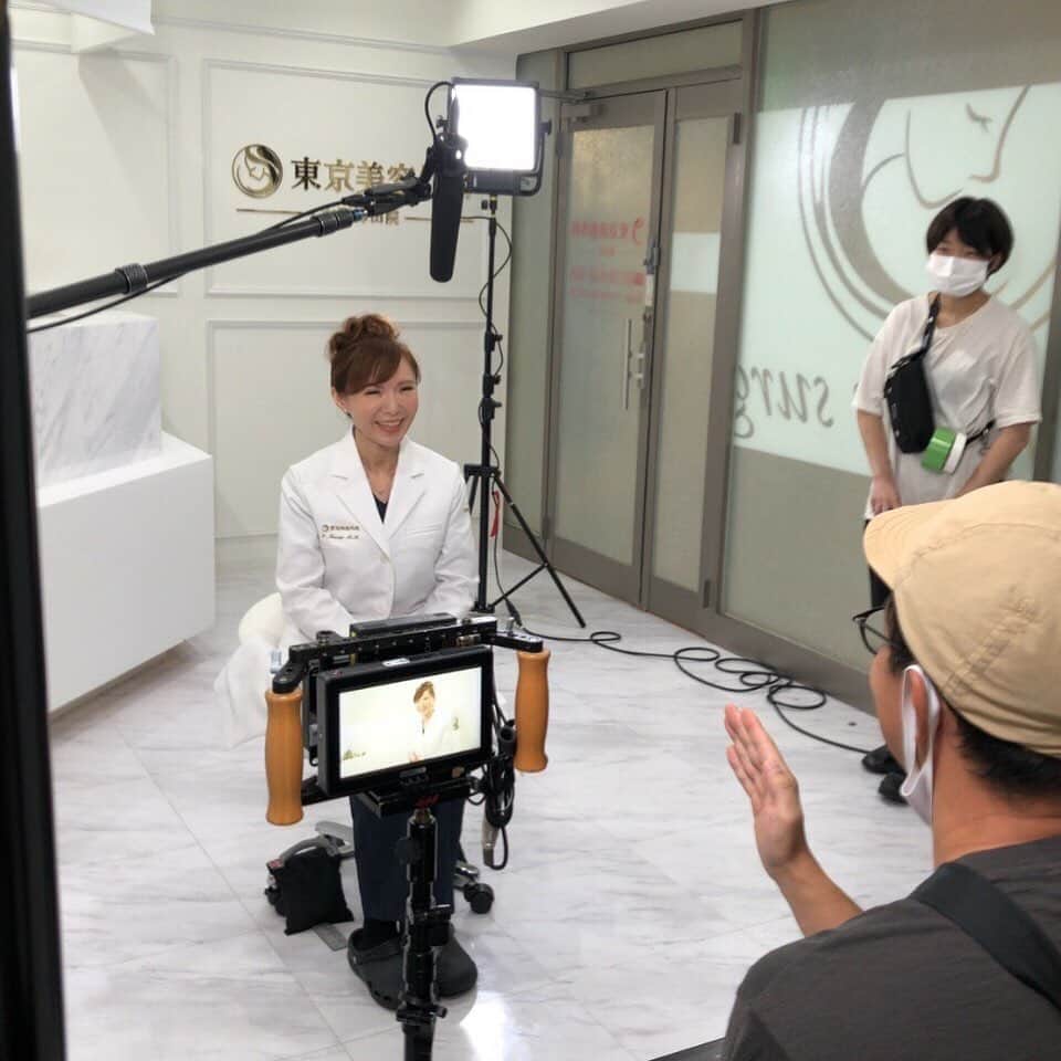 東京美容外科公式のインスタグラム：「名古屋院院長に続きまして、東京美容外科唯一の女性医師であり大阪梅田院院長の川路先生の撮影日でした🤗✨ 優しい笑顔が美しい1枚です。公開をお楽しみに🎀💄  大阪梅田院、本日も ご予約お待ちしております🩺 . . . . 📞お問い合わせはこちら💁🏼‍♀️ 詳しくはプロフィールのURLから公式サイトへ. ▼フリーダイヤル 0120-658-958 （コールセンター受付時間：9：00～21：00） ▼LINE予約 @ tkc110 ========================= #東京美容外科#美容整形#整形#美活#美容#美容外科#特別外来#他院修正#鼻#豊胸#セカンドオピニオン#川路智子#大阪#梅田#院長#プリンセスリフト」