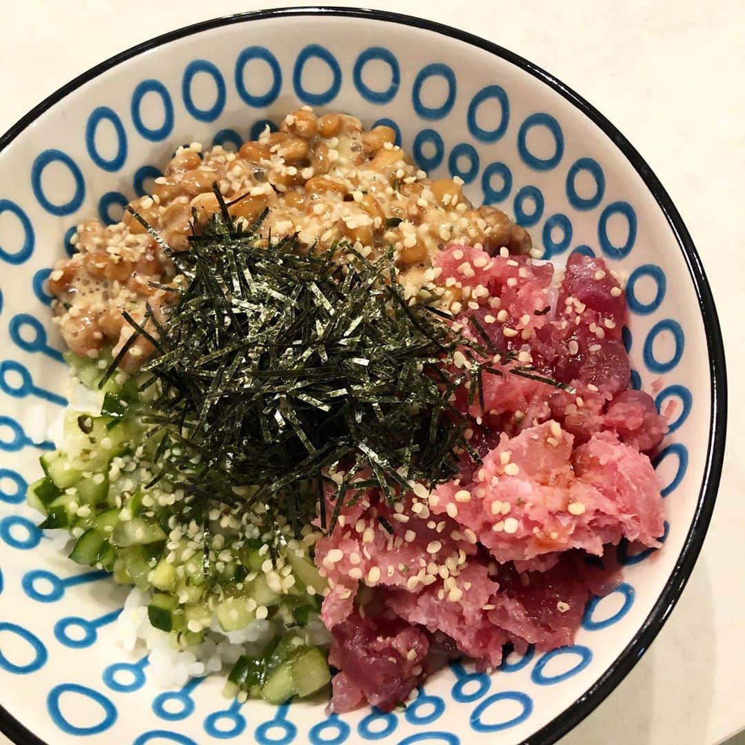 秋定麻紀子のインスタグラム：「鮮度のいい魚介類が危機。  コロナがキッカケで飲食店は打撃が強く名店をはじめ多くのお店が閉店になる。  市場は更に深刻な問題にぶつかっている。  飲食店が次々と無くなる。 市場に魚介類を買いに来てくれる人々が居なくなる。 毎日自然と向き合いながら有り難く漁をしている漁師さんたち。 人々が生きるため、栄養を届けるため。 だけど…そんな鮮魚たちは買い手が居ない限り破棄されてしまう。  市場の売上も下がり、漁にすら行けない場所もでてくる。 市場から鮮魚たちがいない。。  まだ都内には沢山の飲食がありふれているので豊洲市場は何とかなるかもしれない。  でも静岡の市場はかなり深刻な問題に。 こんなに美味しいのに。 こんなに栄養がいっぱいなのに。 だから少しでも多くの人達に伝えたいと思って。  みんなお肉ばかりじゃなく魚介類をいっぱい食べて下さい。 パン、ラーメン、パスタばかりじゃなくて米類を食べて下さい。 味噌汁、漬物、納豆を食べて下さい。  日本人なら日本食を食べて下さい。  人々の健康と子供の未来の為に本当に考えて下さい。  自然の恵を有り難く受け取ってそれをエネルギーにして生きて下さい。  今の日本人の食生活は本当におかしい事にそろそろ気づいて下さい。  人生なんのために生きているのか。 なぜ生きているのか。 未来はどこに向かうのか。  そして静岡の素晴らしい珍味や魚介類、世界中で愛されているマグロを是非食べてみて下さい。  SAKANAICHIのマグロは都内の高級店のクオリティに負けてません。 それをお家で是非食べてみて下さい。  買って余っても大丈夫。 それを想定したようなレシピがサイト内に動画付でいっぱい載っています。 気取った調味料なんて無くても作れるレシピばかり。  無駄なく地球からの恵を頂いて欲しいです。  宜しくお願い致します！  #sakanaichi #丼ものセット #マグロ食べ比べセット #マグロ #まぐろ #鮪 #海鮮丼 #静岡珍味 #鮮魚 #自然に感謝です」