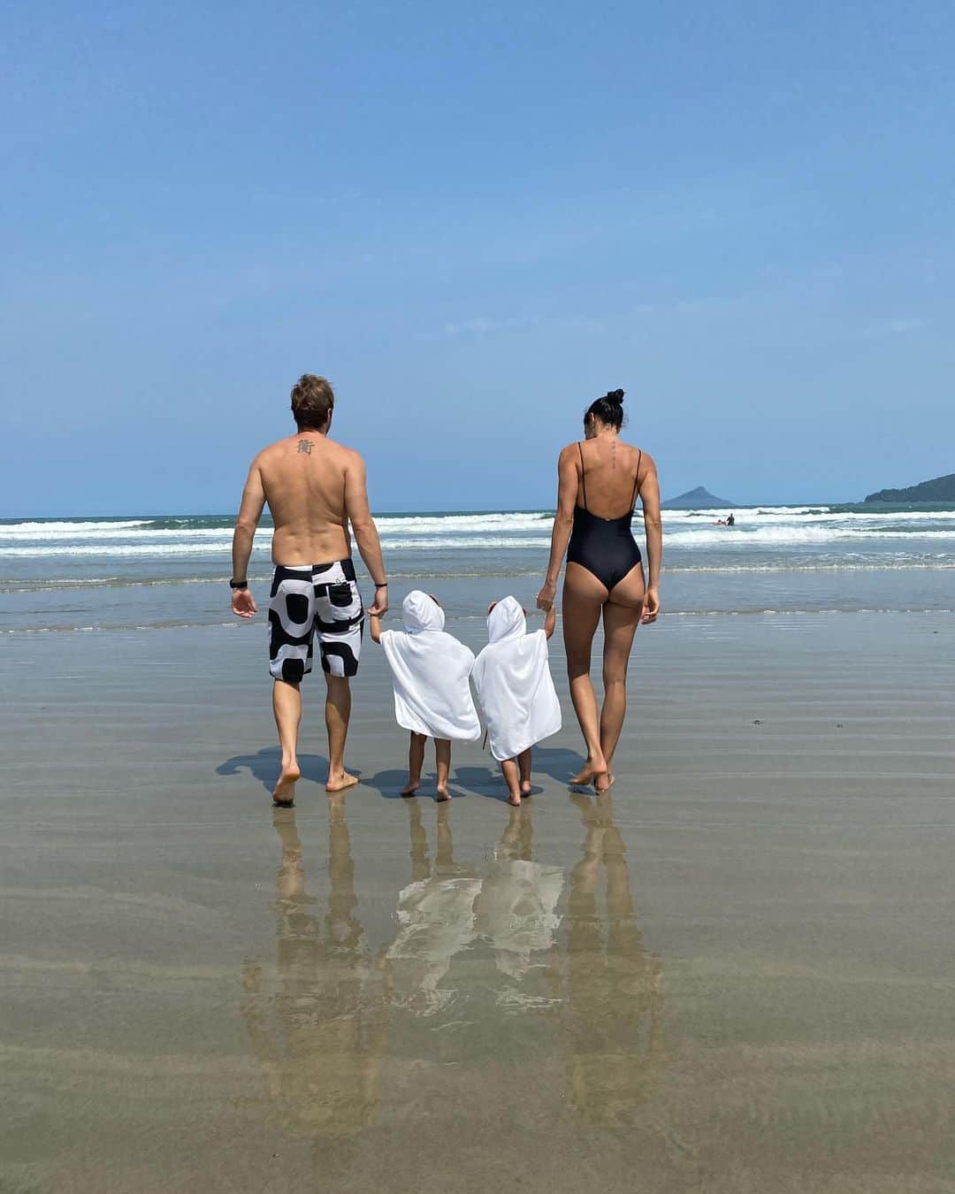 シェイラ・カストロのインスタグラム：「Hoje meu dia foi muito longo e muito gostoso! Fiz minha primeira aula de 🏄‍♀️ da minha vida e consegui surfar! Amanhã posto pra vcs!!! Hehehe! Foram dois tombos e depois já consegui ficar em pé! Depois brincamos com nossas pitucas na praia, voltamos pra casa, marido ficou o resto do dia trabalhando e eu dei almoço e coloquei as pitucas pra dormir, fiz uma reunião,  treinei vôlei na areia e fiz parte física! Só consegui pegar no celular agora, exausta, mas muito feliz!!! Acho que vai ser fácil me acostumar com isso aqui!!! #albumdalizeninna #praia #mar #volei #surf #felicidade #happiness」