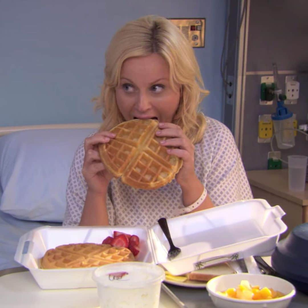 E! Onlineさんのインスタグラム写真 - (E! OnlineInstagram)「"We have to remember what's important in life: friends, waffles, and work. Or waffles, friends, work. But work has to come third." HBD to the waffle queen, Amy Poehler. 💛👑 (📷: Netflix)」9月17日 9時45分 - enews