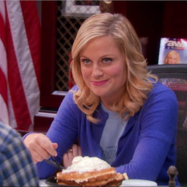 E! Onlineさんのインスタグラム写真 - (E! OnlineInstagram)「"We have to remember what's important in life: friends, waffles, and work. Or waffles, friends, work. But work has to come third." HBD to the waffle queen, Amy Poehler. 💛👑 (📷: Netflix)」9月17日 9時45分 - enews