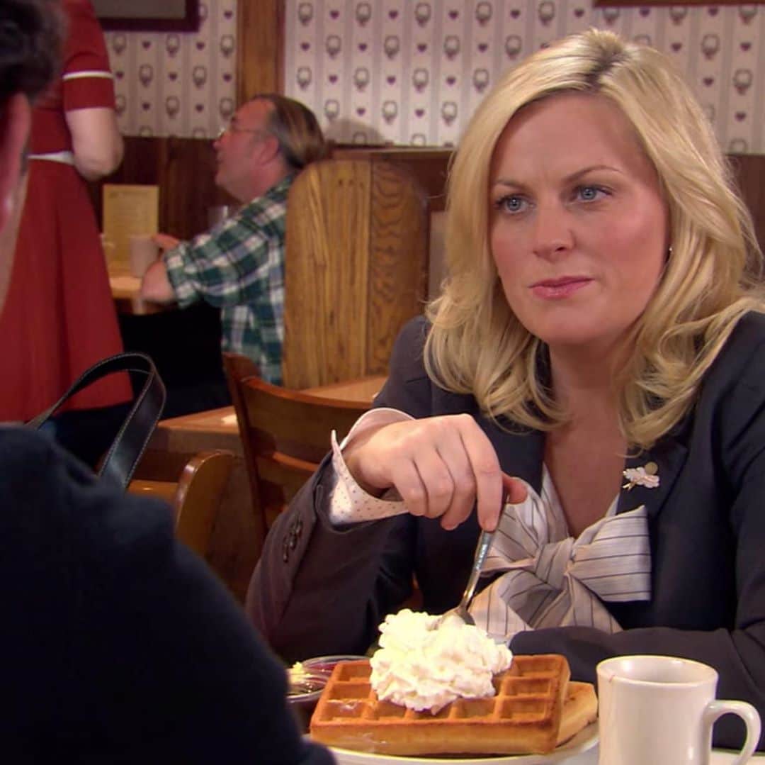 E! Onlineさんのインスタグラム写真 - (E! OnlineInstagram)「"We have to remember what's important in life: friends, waffles, and work. Or waffles, friends, work. But work has to come third." HBD to the waffle queen, Amy Poehler. 💛👑 (📷: Netflix)」9月17日 9時45分 - enews