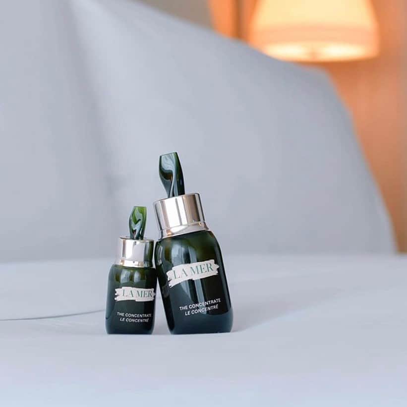 ドゥラメールのインスタグラム：「Tomorrow—tune into @LaMer Live at 11AM EST as Clyde Johnson, our Global Head of Skincare Artistry, answers your questions about NEW⁣ The Concentrate. ⁣ #LaMerExpert #regram ℅ @aui_bunnada.」