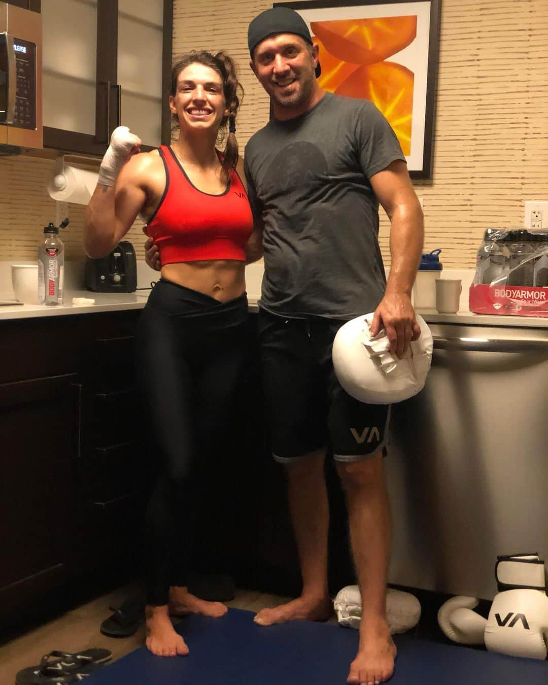マッケンジー・ダーンのインスタグラム：「So excited for the next phase of my career!! Thanks coach @parilloboxing !!! We coming to show some great things!! And to have some great leggings for all my different workouts! @obsessionshapewear 😍 get 30% off entire order with the code: MK30」
