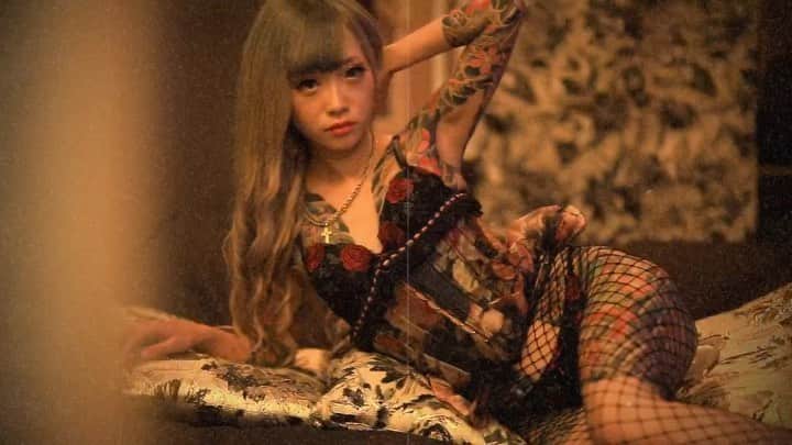 舘林佳史のインスタグラム：「全身刺青モデルのえりぴょんのプロモーションムービー📽完成😱🌟﻿ ﻿ 4月からインスタ始めてたった2か月で驚異の1万フォロワー越えです😭✨﻿ ﻿ 撮影依頼も殺到中のタトゥーモデルえりぴょん﻿ AilinQ　@ailinq_studio﻿ 　で個撮可能です🥰❣️﻿ ﻿ ﻿ 【AilinQ登録モデル情報】﻿ ﻿ 元black diamondに所属し沢山の雑誌やTV出演をしていた絵莉香(えりびょん)が全身入れ墨モデルとしてAilinQでデビュー致し個撮可能になりました😱💕✨﻿ ﻿ 綺麗なアートタトゥーを撮ってみたい方は是非ご依頼お待ちしています🥰❣️ ﻿ ﻿ *☼*―――――*☼*―――――*☼*―――﻿ ⚫︎モデル名:太田絵莉香　eripyon﻿ ⚫︎生年月日:1995年１月９日﻿ ⚫︎身長:156cm﻿ ⚫︎服のサイズ:M﻿ ⚫︎靴のサイズ:24.5﻿ ⚫︎主な撮影可能地域 :  栃木県周辺﻿ 東京 横浜地域外 可・不可  地域外の場合(時間帯 交通費等要相談)﻿ ⚫︎趣味:デコトラ﻿ ⚫︎カメラマンへメッセージ: ﻿ 全力で刺青モデル第一人者として勝負していきますので応援よろしくお願いします✨﻿ ﻿ ⚫︎実績: 実績　過去black diamond所属。egg、SOULSISTER、実話ナックルズ、スカパー、多数TV出演あり﻿ ﻿ ⚫︎水着下着撮影: 可 ﻿ ⚫︎撮影可能な曜日:希望休可﻿ ﻿ ーーーーーーーーーーーーーーーーーーー﻿ ﻿ ーーー﻿ ◆撮影料金﻿ 個撮:1時間5000円﻿ 基本3時間より受付中！﻿ ⚫︎15000円(休憩時間移動込み)﻿ オプション﻿ ⚫︎水着下着5000円(要相談) ⚫︎セミヌード(要相談)﻿ ﻿ ⚫︎2名以上参加 1人につきプラス10000円 【AilinQモデル情報】﻿ ーーーーーーーーーーーーーーーーーー﻿ こんな悩みをお持ちのカメラマンに﻿ おススメです✨﻿ ーーーーーーーーーーーーーーーーーー﻿ ✅ポートレート撮影をやってみたいけどモデルモデルが見つからない。﻿ ✅モデルと一対一でポートレート撮影したい。﻿ ✅撮影会だと撮りたい構図の写真が撮れない。﻿ ✅モデル2人でツイン撮影したい。﻿ ✅友達のカメラマンと一緒にモデルを撮りたい。﻿ ✅モデルとメイクさんを呼んで作品作りをしたい。﻿ ✅スタジオで個撮したい。﻿ ✅海や山で撮影したい。﻿ ✅水着撮影したい。﻿ ✅仕事帰りに撮影したい。﻿ ✅夜景やネオンで撮りたい。﻿ ✅フォトコンにチャレンジしたい。﻿ ✅美容院スタイリストの作品作りコンテストモデル探しや撮影をしたい。カメラマンも探している。﻿ ✅プロのフォトグラファーを 目指している。﻿ ✅プロのカメラマンと同行してもらって勉強したい。﻿ ✅自分の都合の良い日や時間に合わせて撮影がしたい。﻿ ーーーーーーーーーーーーーーーーーー﻿  個人撮影の依頼お問い合わせは以下の内容を記入しLINE  ID510661(舘林)﻿ かDM下さい📩﻿ ーーーーーーーーーーーーーーーーーー﻿ 件名《個撮モデル依頼》﻿ ⚫︎氏名:﻿ ⚫︎年齢:﻿ ⚫︎お住まい:﻿ ⚫︎連絡先:﻿ ⚫︎LINE ID:﻿ ⚫︎インスタID:﻿ ⚫︎カメラ歴: 年﻿ ⚫︎希望モデル名:﻿ ⚫︎希望日:﻿ ⚫︎希望時間:﻿ ⚫︎希望集合場所:  駅や施設名﻿ ⚫︎希望撮影地: 湘南  鎌倉 横浜 ○○公園 等﻿ ⚫︎移動手段: 徒歩  車﻿ ⚫︎希望衣装: ドレス・ロングスカート・ミニスカート・ワンピース・普段着・カジュアル・ショーパン・お任せ・着物・水着その他﻿ ⚫︎衣装(モデルさんに持って来て欲しい・自分で用意したい)﻿ ﻿ ーーーーーーーーーーーーーーーーーー﻿ #プロモーションムービー #タトゥー﻿ #入れ墨﻿ #刺青﻿ #グラビアアイドル﻿ #個撮﻿ #個撮モデル﻿ #ポートレートモデル﻿ #モデル﻿ #ポトレモデル﻿ #撮影会﻿ #撮影会モデル﻿ #撮影会イベント ﻿ #写真集﻿ #グラビアモデル﻿ #グラビア撮影﻿ #グラビアモデル﻿ #モデルデビュー﻿ #モデル募集﻿ #撮影依頼﻿ #被写体モデル ﻿ #カメラが好き ﻿ #インスタ映え﻿ #ストロビスト﻿ #撮影依頼募集中﻿ #ポートレート撮影﻿ #セクシーショット﻿ #ポートレートモデル募集 ﻿ #ファインダー越しの私の世界﻿ #ドラマティックストーリーフォト﻿ #AilinQ」