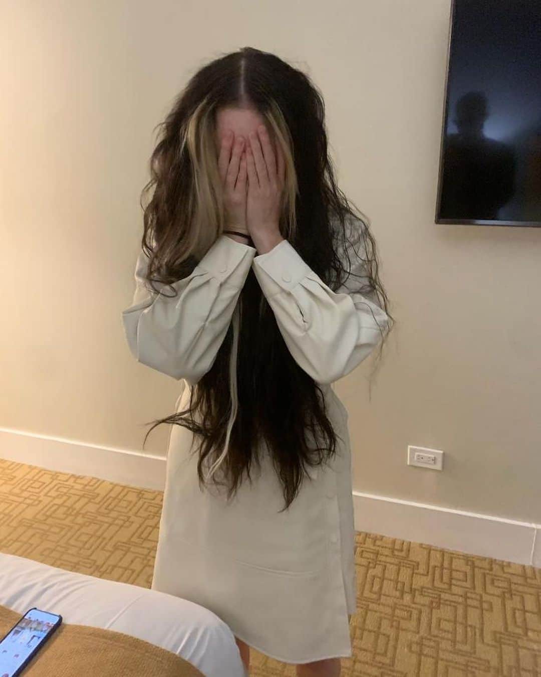 アリー・エックスのインスタグラム：「Love Me Wrong hit 10 million. Who is responsible?」
