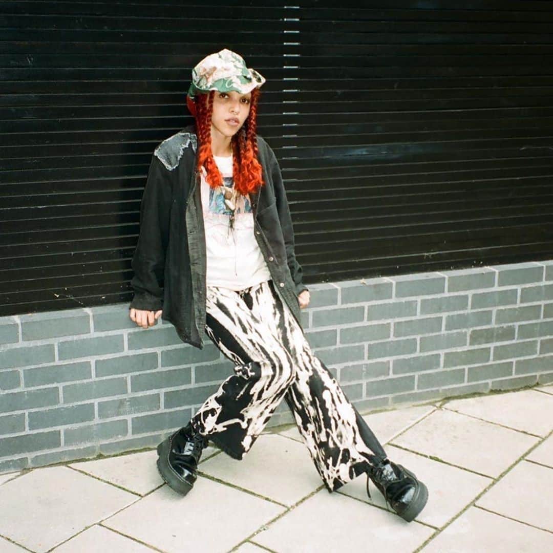 アンダーグラウンドのインスタグラム：「@fkatwigs wears the Original Steel Cap Stormer Boot on a double sole. The artists sophisticated blend of industrial, choral, trip hop, avant garde and electronic resonates with us here at Underground.⁠ ⁠ Boots available from the online store⁠ ⁠ ⁠ ⁠ ⁠ #UndergroundEngland #UndergroundShoes #Underground #SteelToe #SteelToeBoots #SteelCaps #SteelCapBoots #LaceUpBoots #algender #Comabtboots #militaryboots #grungeboots #Steelcapboots #steelcaps #combatboots #grungeboots #militaryboots #leatherboots」