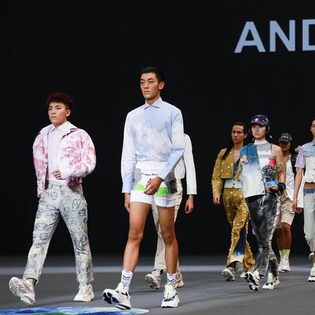 アンドレアクルーズのインスタグラム：「All pieces from this show were up-cycled ♻️  The collection celebrates the splendours of our century while refusing to overproduce and enjoys the festive return of upcycling.  #andreacrewsforever #andreacrewsinchina #beijing #newfaces #upcyclingfashion  #fashionfuture #fashionrevolution」