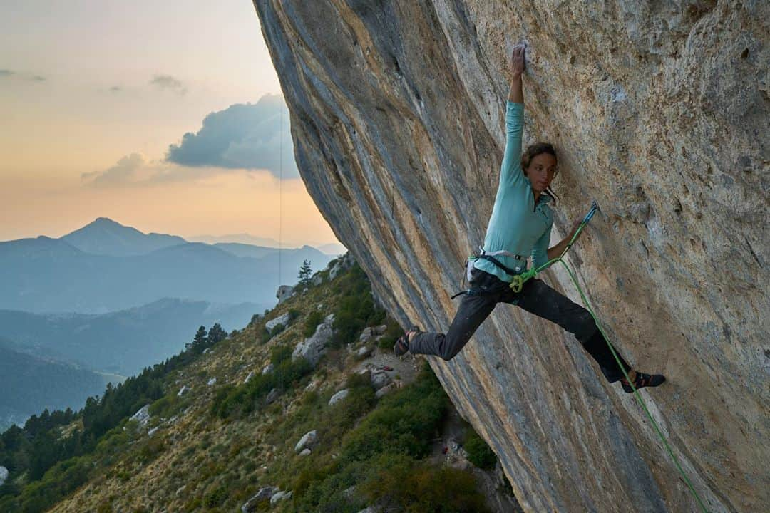 メリッサ・ル・ネーヴェのインスタグラム：「“Ne te prends pas au sérieux, quelle idée. J ai envie de grimper avec mon bob, ça serait rigolo.” Luce, this one day we climbed together in Ceuse really marked me. I was amazed by your energy and this smile you had. This day, I belayed you in your project Mr Hyde and you were so close... I tried to support you my best that day and tried to choose some words which might help you. But I didn’t know yet you were giving me a lesson, a lesson of life.. And this red bob, i understood after reading those words what it meant to you.. Climbing with you were special and I thought, with only 16yo what a mature young lady and so talented you were. After your accident and because of that special day in Ceuse, I decided to try again Mr Hyde. And it s with all my heart ❤️ I dedicate it to you, Luce Douady.  📸 @fabi_buhl」