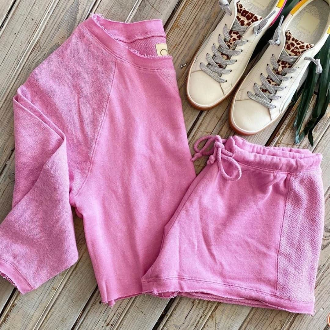 チェイサーのインスタグラム：「the cutest work from home outfit💞👏🏽 @jeantherapy #sweatset #matchingset #chaserbrand #jeantherapy #setorseperate」