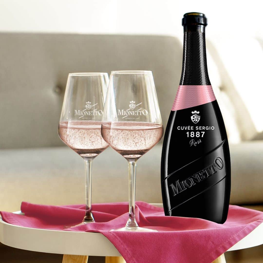 Mionetto Proseccoのインスタグラム：「Spumante dal colore brillante rosa fiori di pesco, con lievi riflessi  purpurei e prevalenti note di pomplemo rosa, lampone, rosa canina, ribes nero. L’aperitivo è Rosé!⁣ ⁣ Acquista Cuvée Sergio 1887 Rosé - Luxury⁣ Collection - sul nuovo e-shop Mionetto e ricevilo direttamente a casa 👉Link in Bio 🍾⁣ #mionettoprosecco #mionettoinsieme #mionettoeshop⁣ ⁣ Bevi Mionetto responsabilmente」