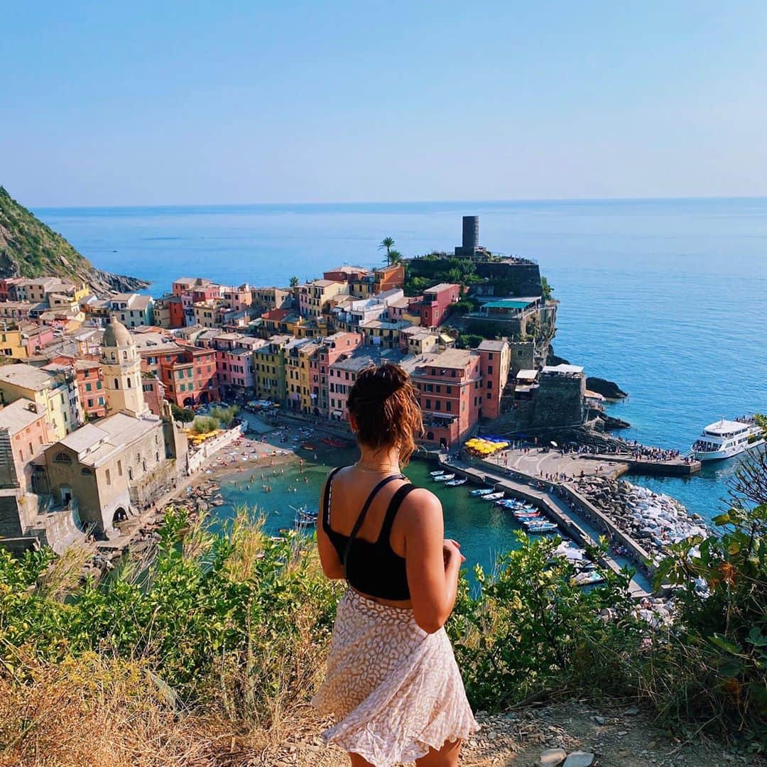 ローラ・ロブソンのインスタグラム：「Day trip to Cinque Terre ☀️」