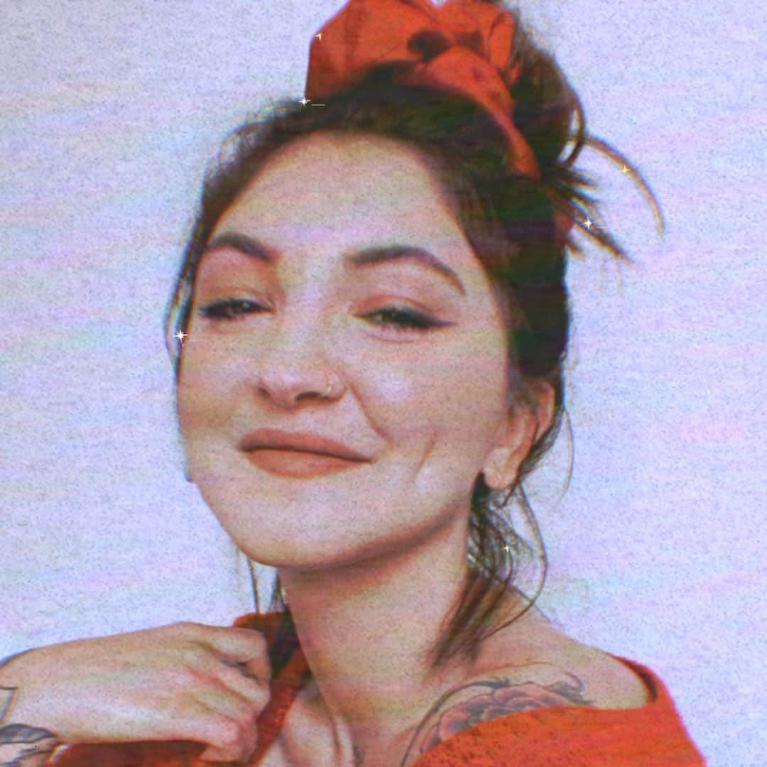 Julia Michaelsのインスタグラム：「She loves the color red ahhh」