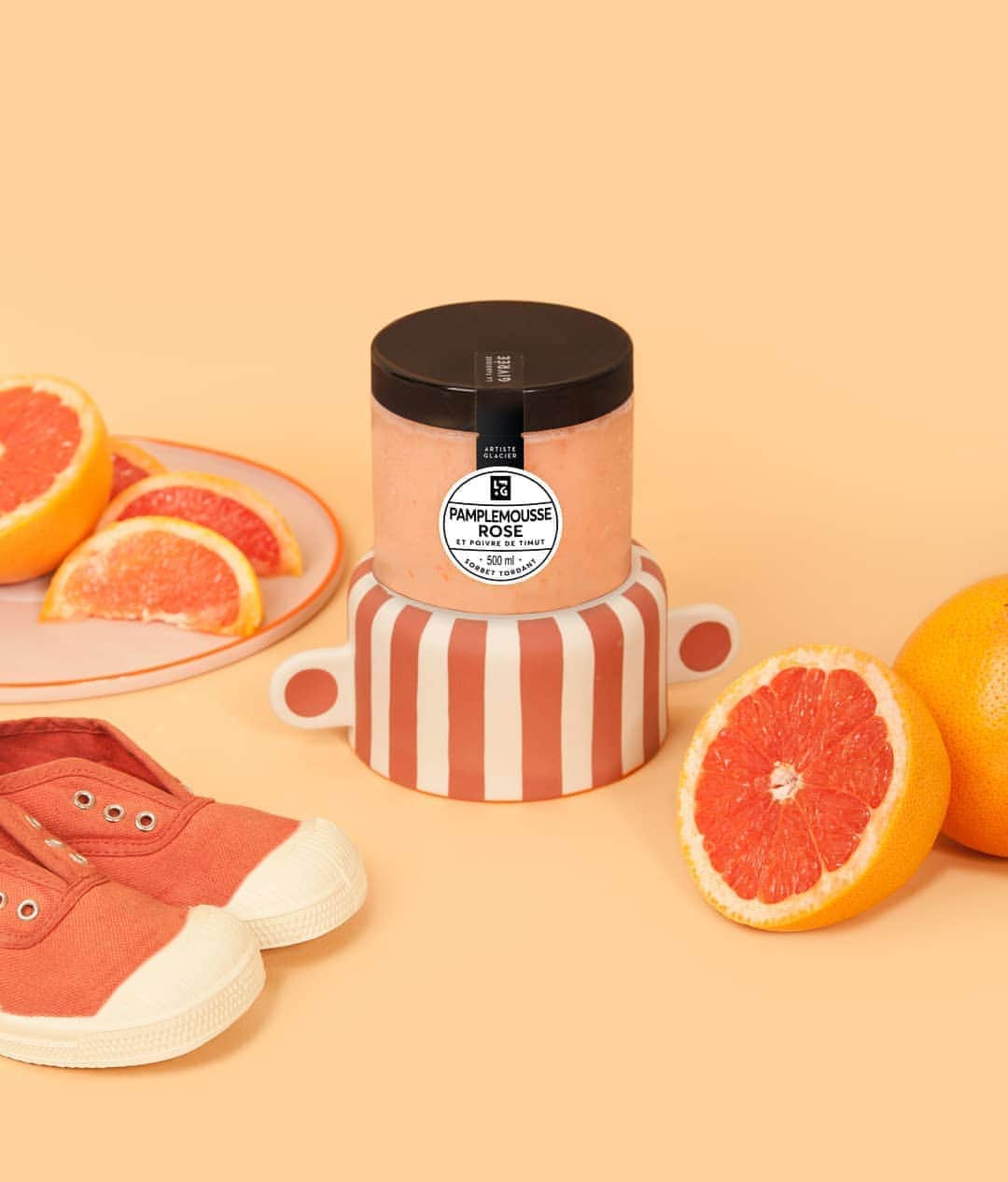ベンシモンのインスタグラム：「JEU CONCOURS LOT 3 ✨ @lafabriquegivree x BENSIMON La semaine givrée continue chez Bensimon ! 🍦🍧 Avec le retour des beaux jours on a eu envie de vous gâter avec une collab' fruitée et colorée 💛  Pour prolonger encore un peu l'été, chaque jour de la semaine nous vous faisons gagner 1 paire de tennis iconique Bensimon et un pot de glace* @lafabriquegivrée 🍧☀️ ​Pour participer c'est simple : ​🍊 Suivre nos 2 comptes @lafabriquegivree @bensimoncollection ​​🍊 Inviter 2 ami(e)s à déguster une glace avec vos tennis iconiques 🍦 ​Pssst ! 2 fois plus de chances de gagner en partageant le concours en story 😉 Tirage au sort vendredi en story !  ​A vos cuillères, prêts... jouez ! 👇🏼  ​(*couleur de la tennis au choix sur notre site internet et bon valable pour une glace @lafabriquegivrée directement dans leurs boutiques)  ​#jeuconcours #concours #jeu #game #bensimon #bensimonxlfg #bensimonxlafabriquegivree」
