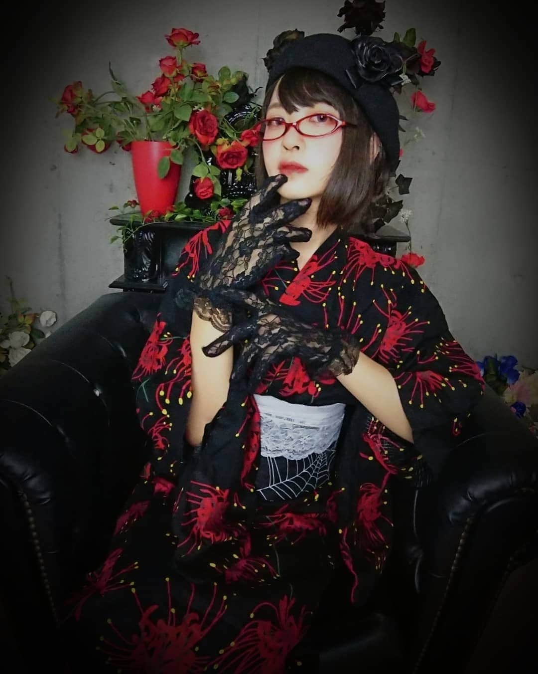 熊本アイさんのインスタグラム写真 - (熊本アイInstagram)「🌹  #浴衣 #yukata #彼岸花 #gothic #gothicstyle #gothicgirl #眼鏡女子 #portrait #selfportrait #selfie」9月17日 1時12分 - eye.1010