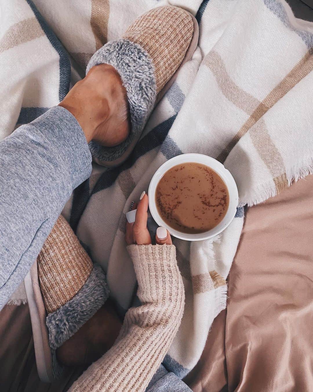 Kalyn Nicholsonのインスタグラム：「all you coffee drinking, Sunday cleaning, weekly planning lovers — this one’s for you ☕️  come plan and prep for a clean slate and a fresh start in vlog 33 and just in time for tomorrow’s new moon ♥」