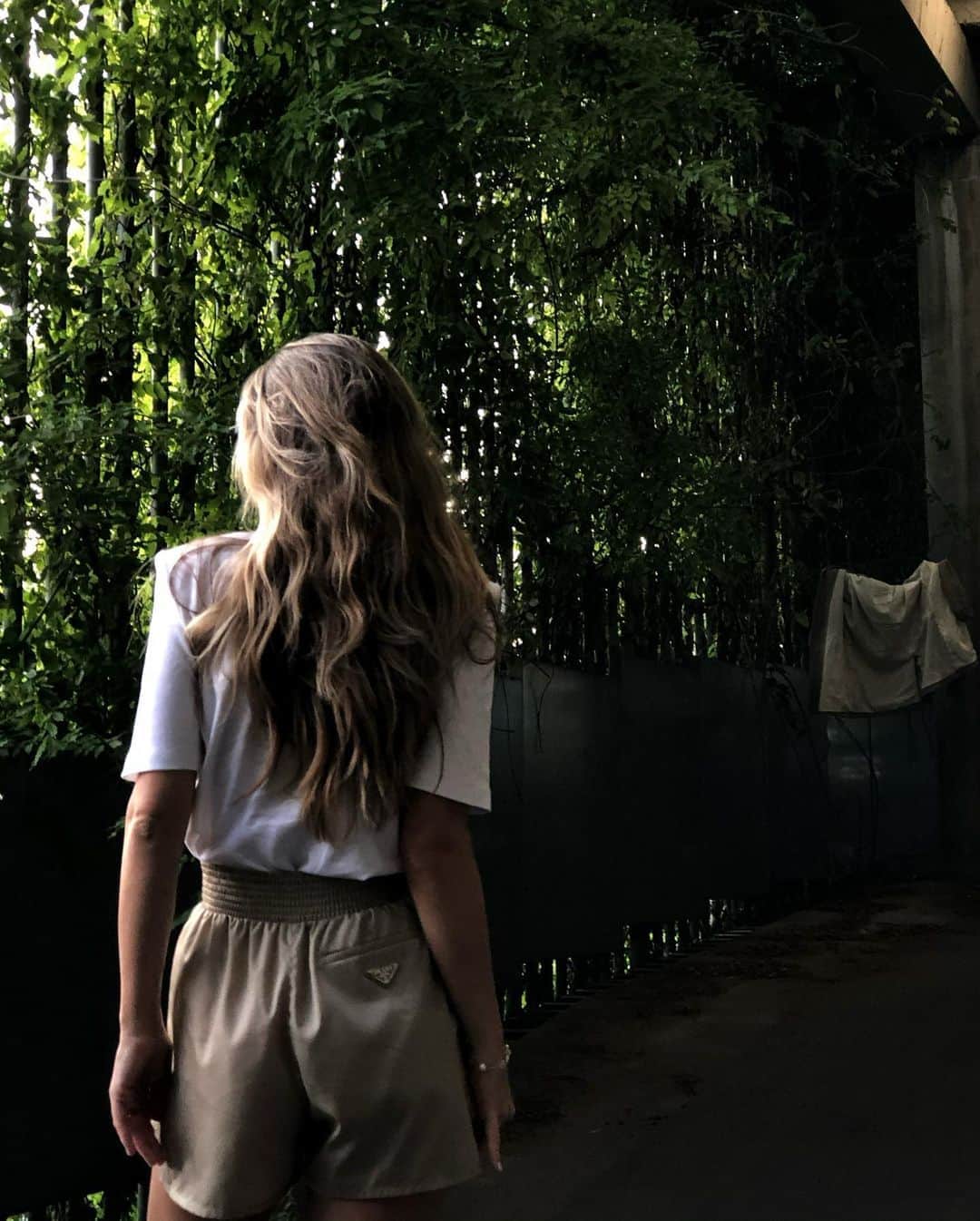 Mathilde Goehlerのインスタグラム：「Reklame / brands tagged. Green spot in the city 🖤」