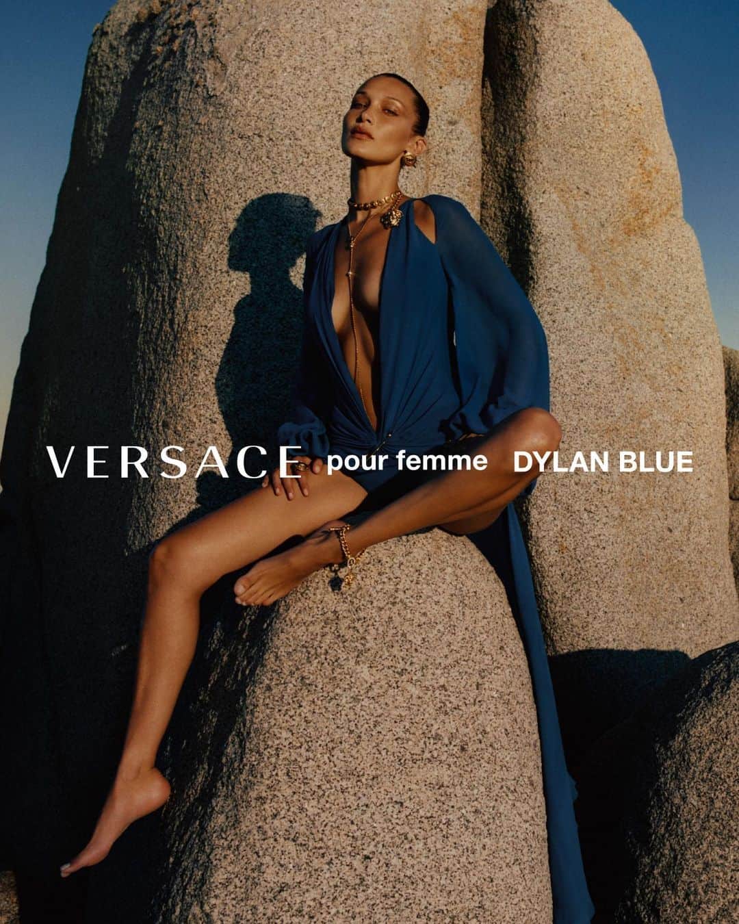 ベラ・ハディッドさんのインスタグラム写真 - (ベラ・ハディッドInstagram)「My new @versace Perfume “Dylan Blue” that we shot in Corsica. 💙 This is definitely one of those pinch me moments .... a perfume campaign,  let alone @Versace is a dream come tru.... thank you Dona @donatella_versace , thank you to this safe and incredible team.   Shot by @harleyweir , makeup @isamayaffrench hair @sydhayeshair  Art direction : @kevintekinel @charleslevai STYLING : @kjeldgaard1 . I love you all . madly !🖤」9月17日 1時20分 - bellahadid